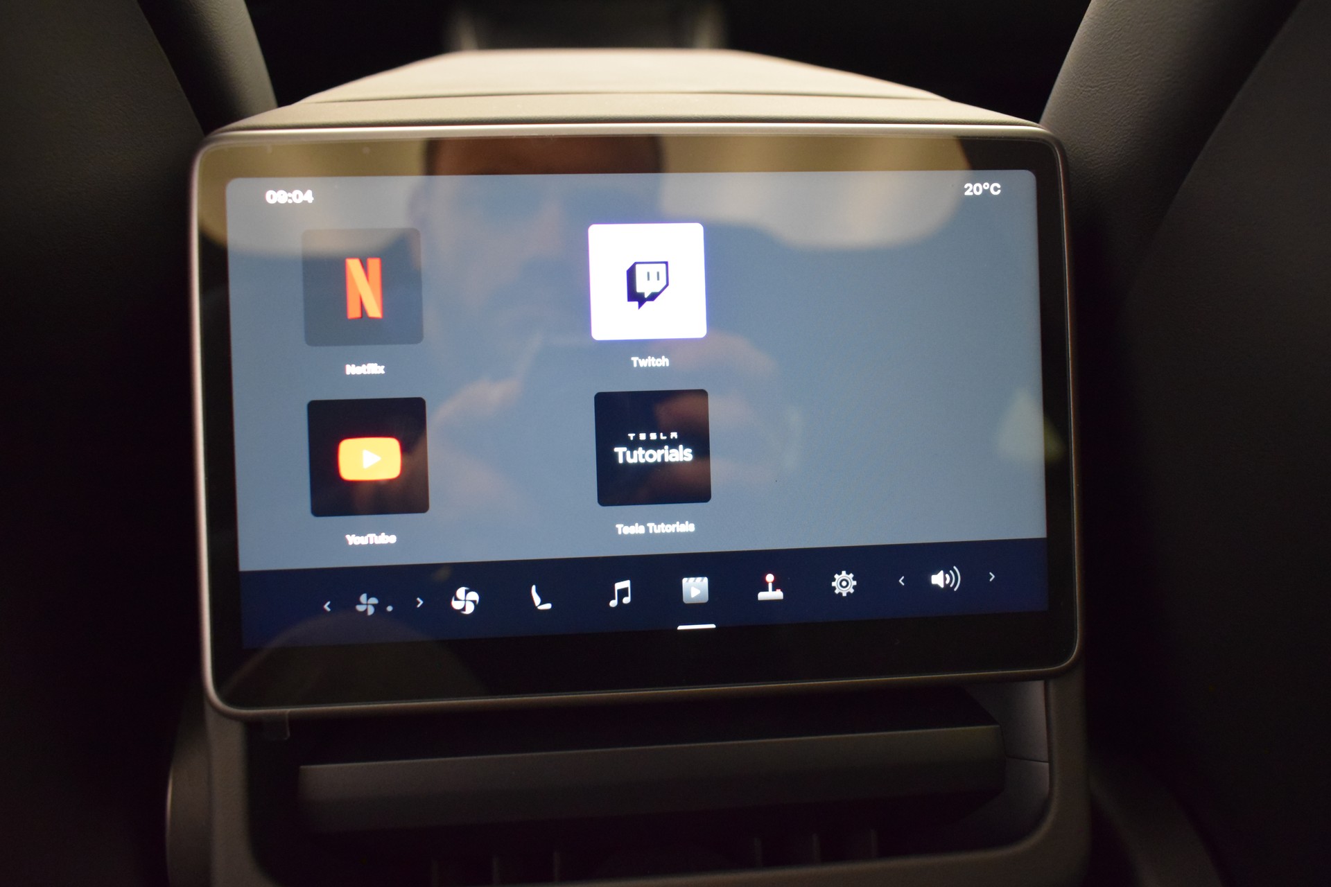TESLA Model Y Long Range Premium AWD, CH Typenschein, Anhängerkupplung, Stealth Grey-image-21