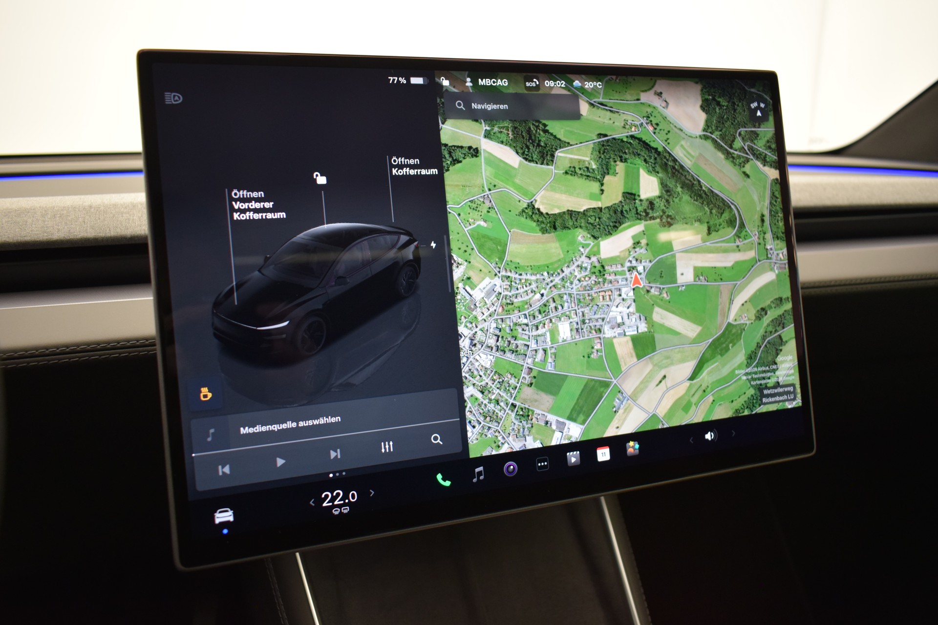 TESLA Model Y Long Range Premium AWD, CH Typenschein, Anhängerkupplung, Stealth Grey-image-13