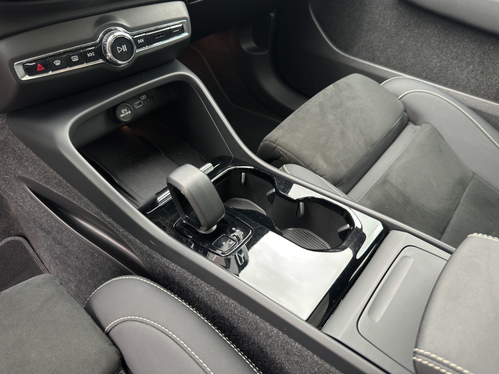 VOLVO C40 Recharge P8 Twin AWD Pure Electric Ultimate-image-20