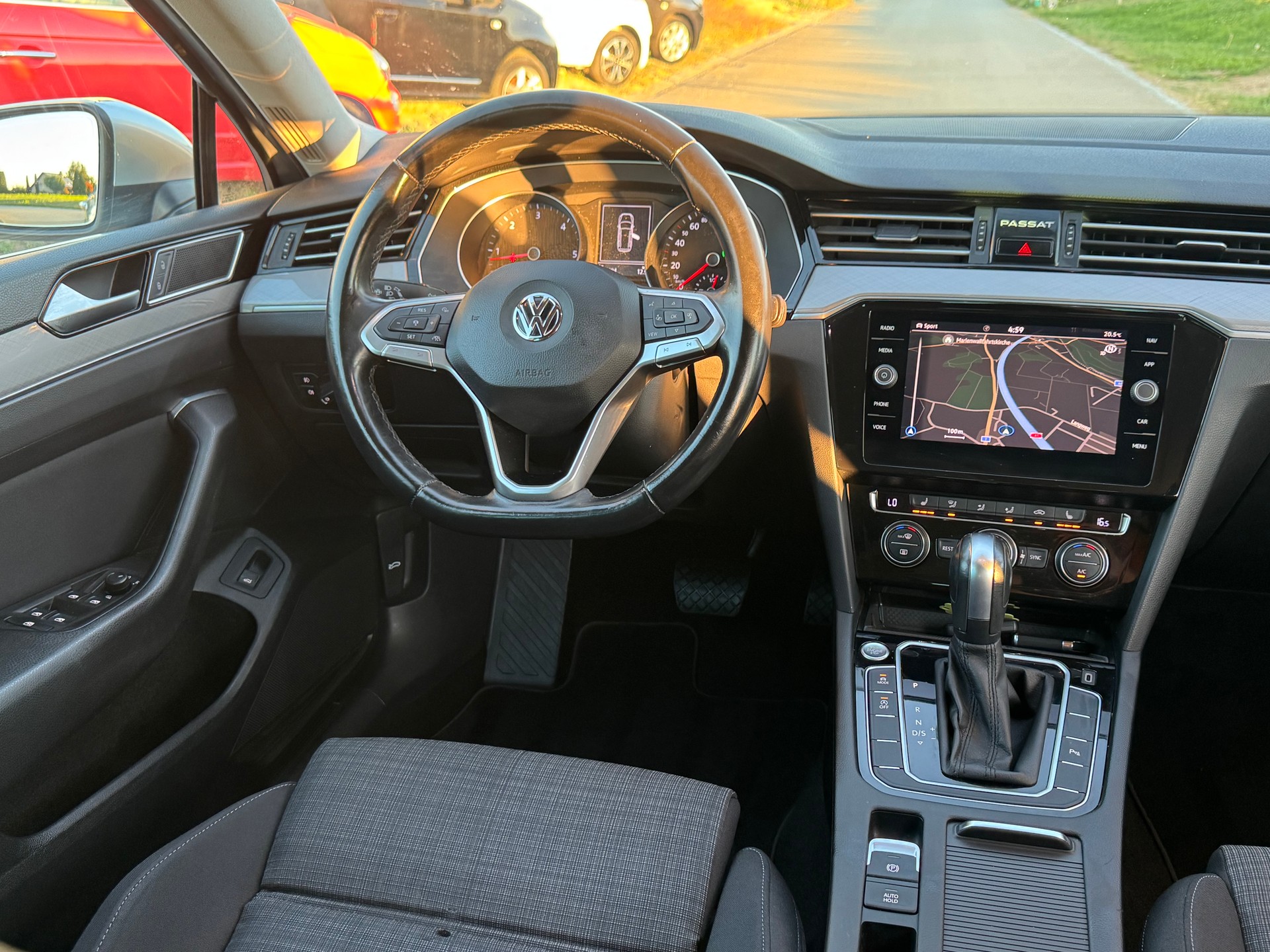 VW Passat Variant 1.6 TDI Business DSG-image-8