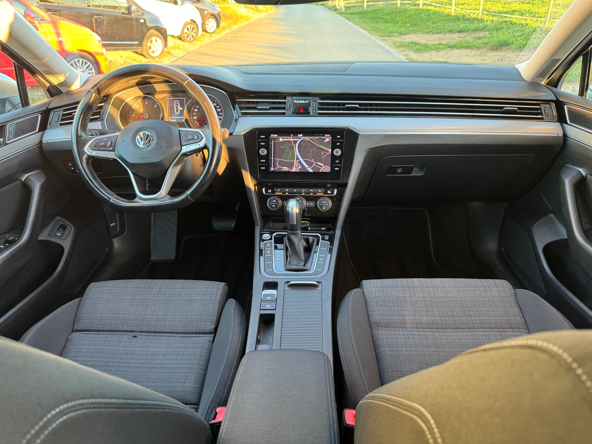 VW Passat Variant 1.6 TDI Business DSG-image-7