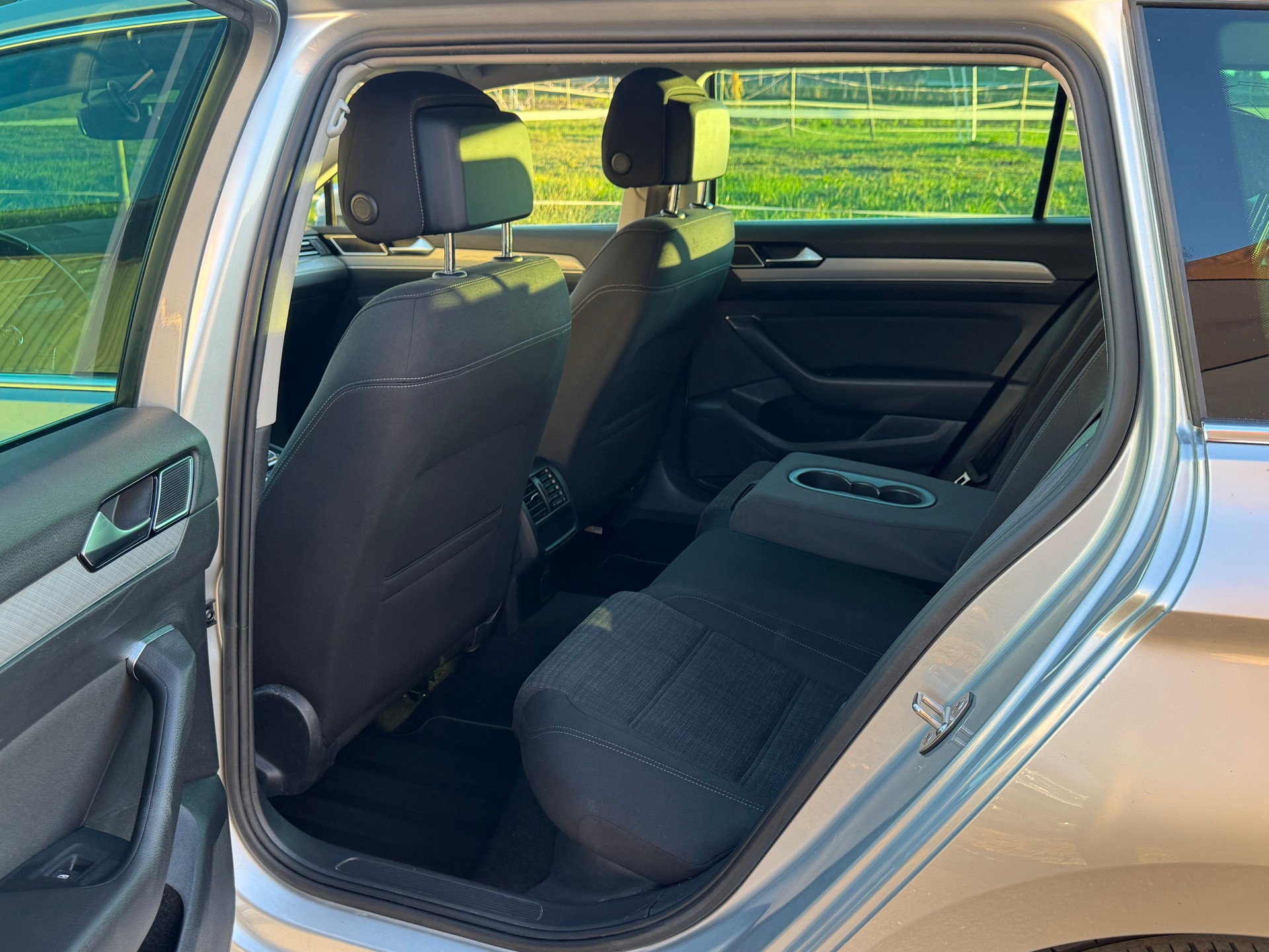 VW Passat Variant 1.6 TDI Business DSG-image-9