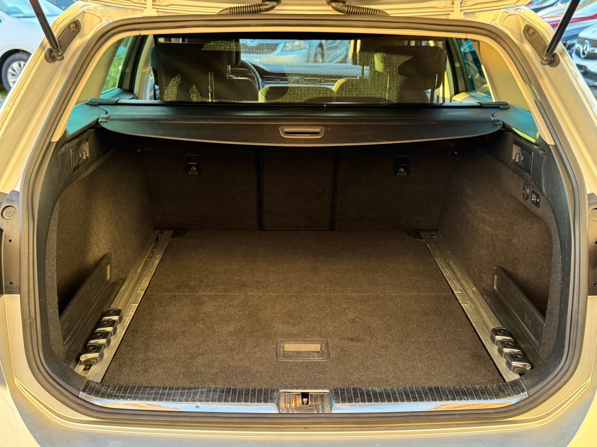 VW Passat Variant 1.6 TDI Business DSG-image-15
