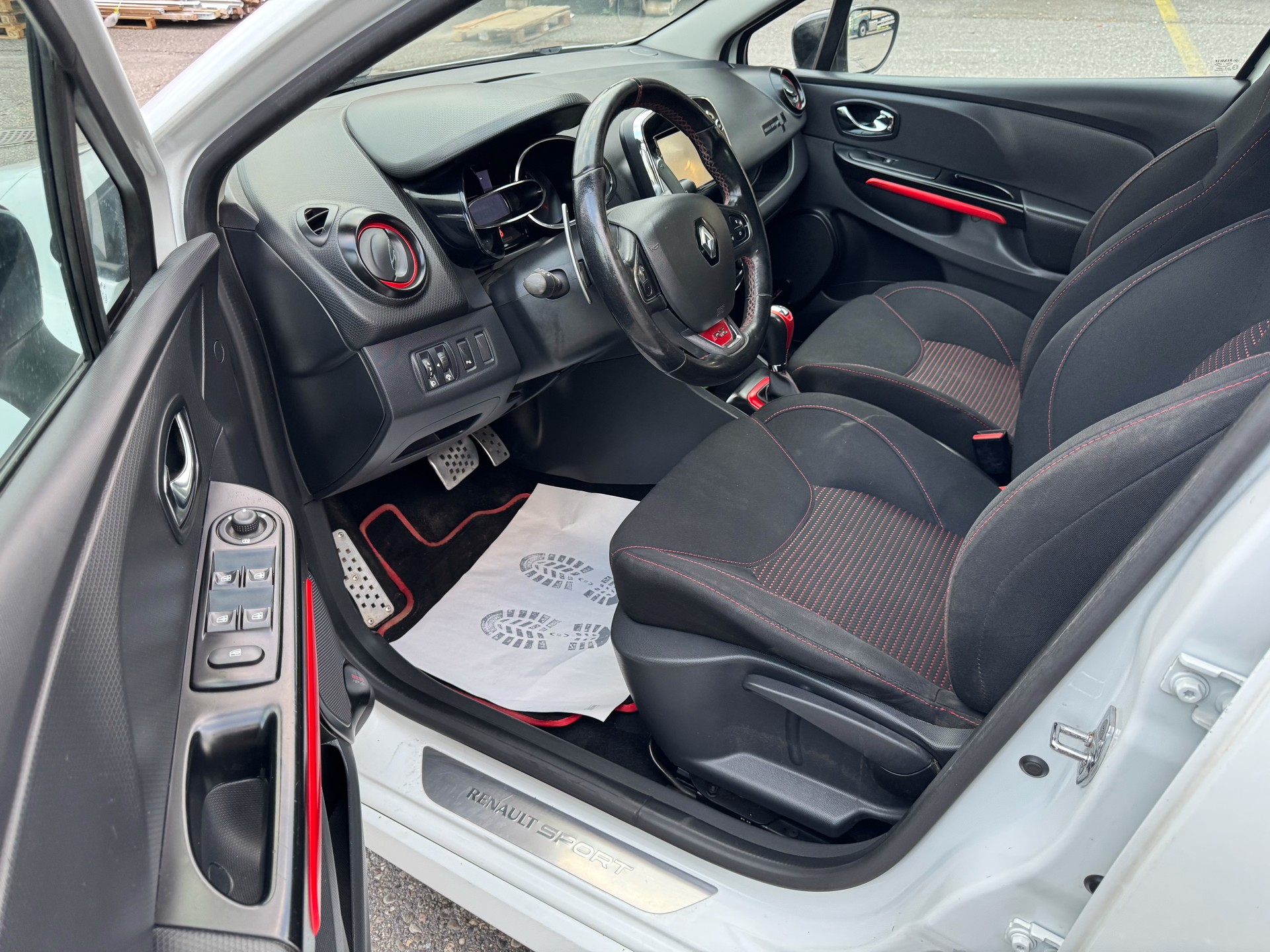 RENAULT Clio 1.6 T RS 200 EDC-image-12