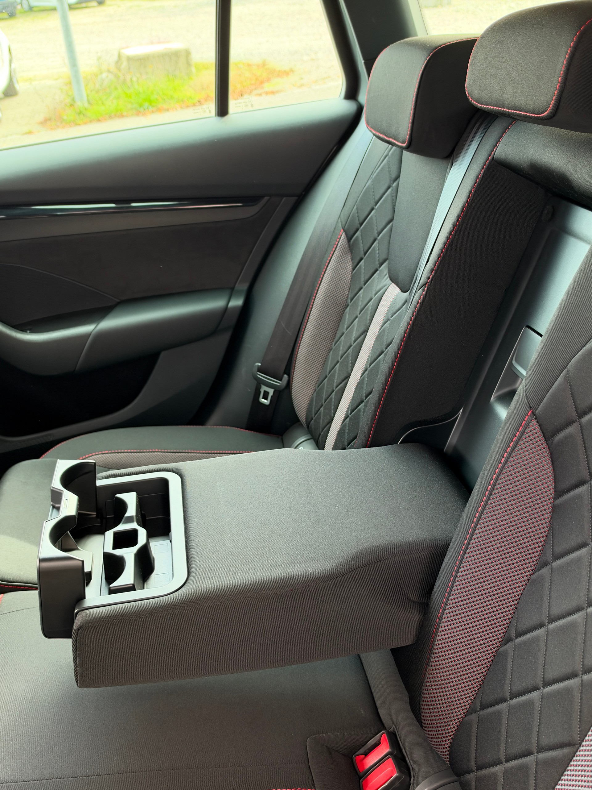 SKODA Octavia Combi 2.0 TDI DSG RS 4x4-image-14