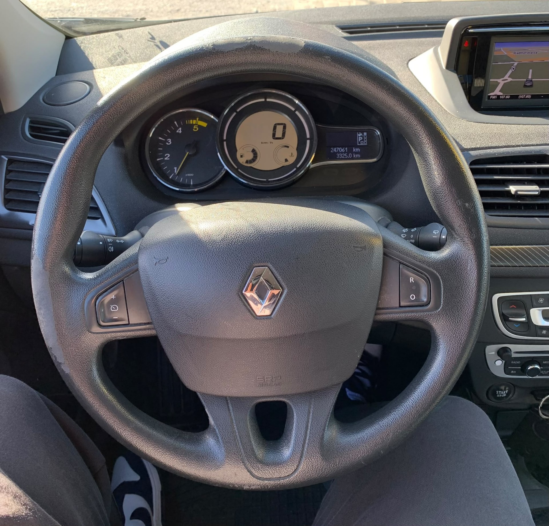 RENAULT Mégane 1.5 dCi Expression EDC Limousine Automat (Klima * Sensoren * Multilenkrad * Navigation * BO5)-image-9