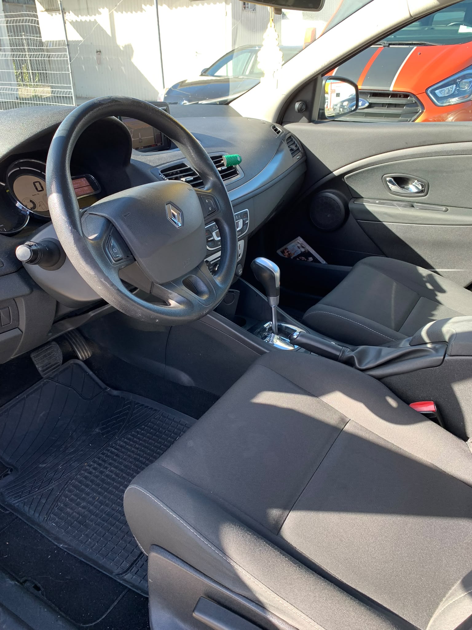 RENAULT Mégane 1.5 dCi Expression EDC Limousine Automat (Klima * Sensoren * Multilenkrad * Navigation * BO5)-image-12