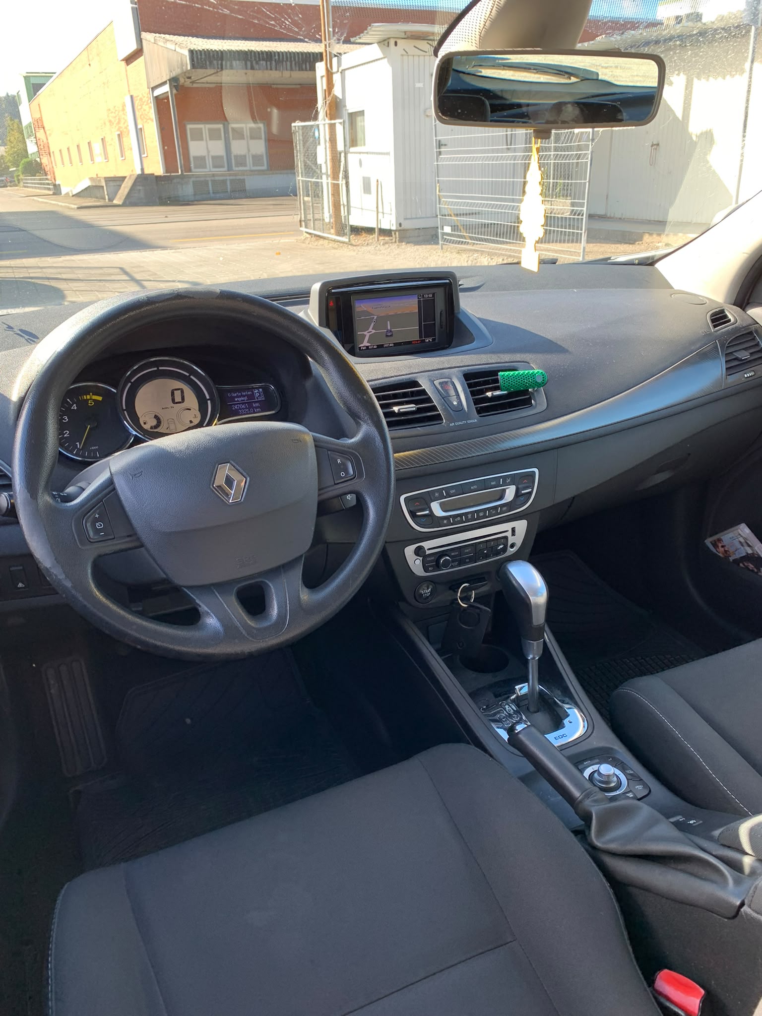 RENAULT Mégane 1.5 dCi Expression EDC Limousine Automat (Klima * Sensoren * Multilenkrad * Navigation * BO5)-image-15