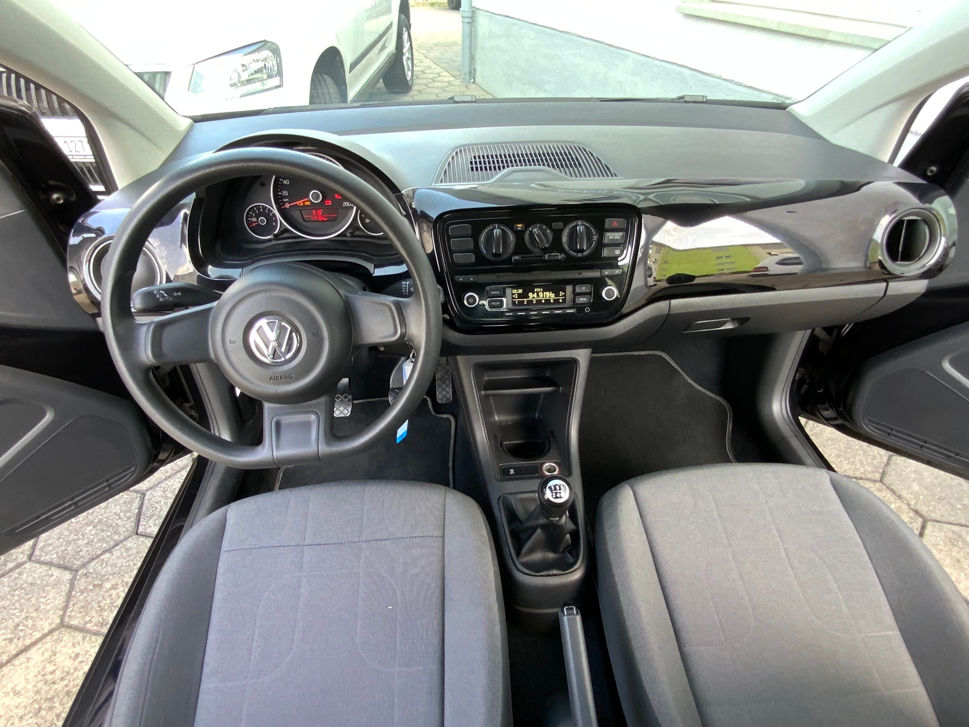 VW Up 1.0 high up-image-7