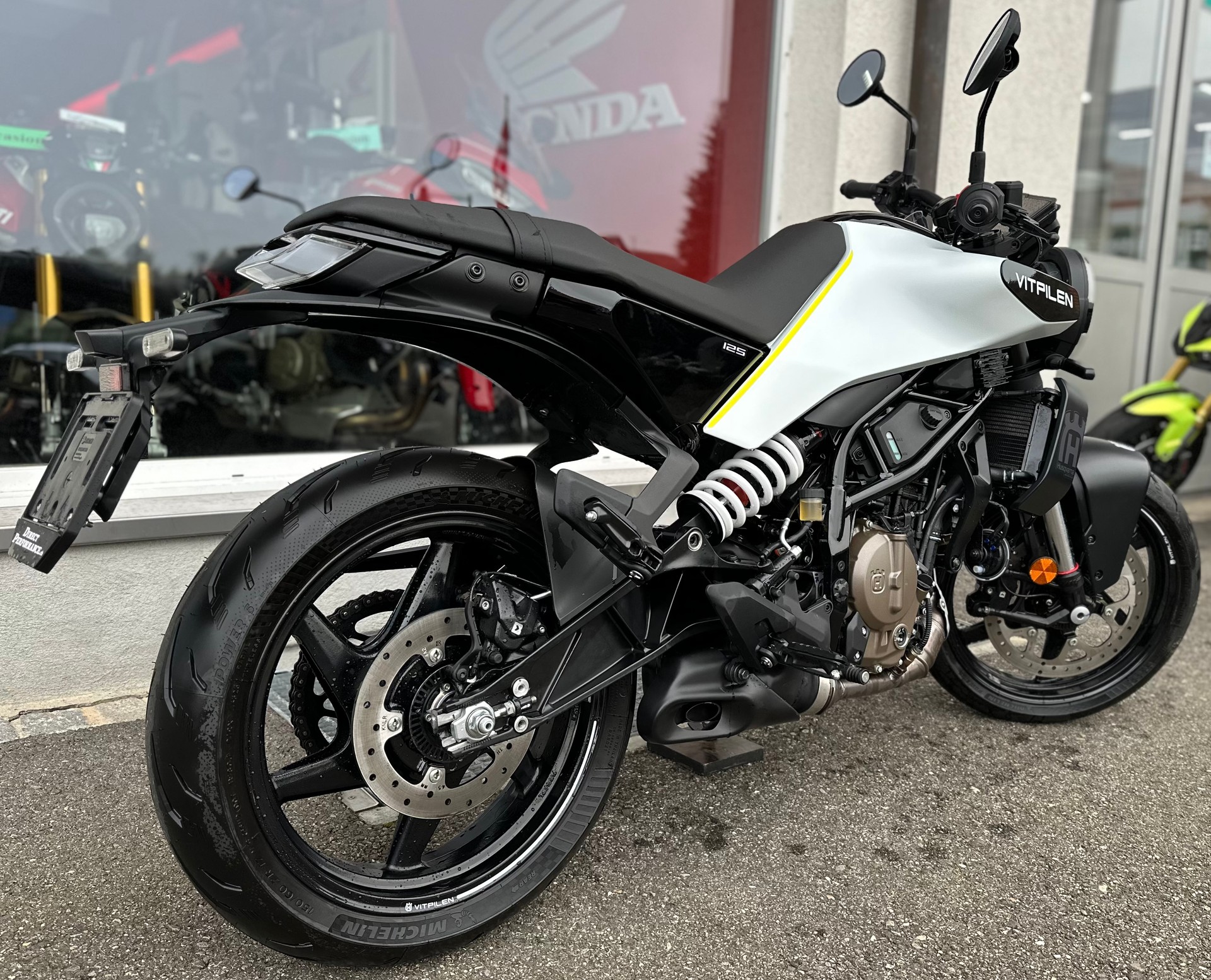 HUSQVARNA Vitpilen 125-showroom-element-3
