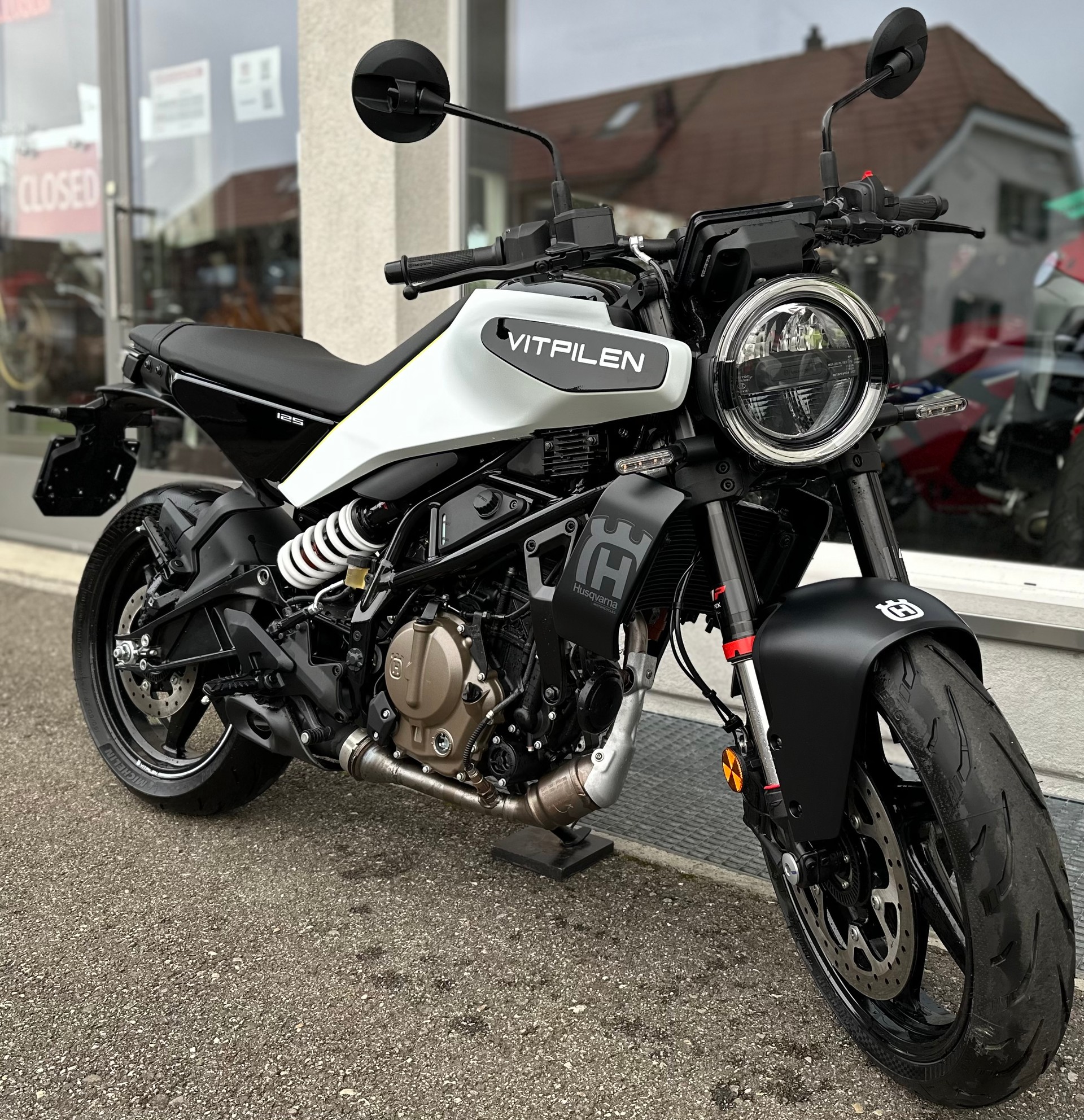 HUSQVARNA Vitpilen 125-showroom-element-2