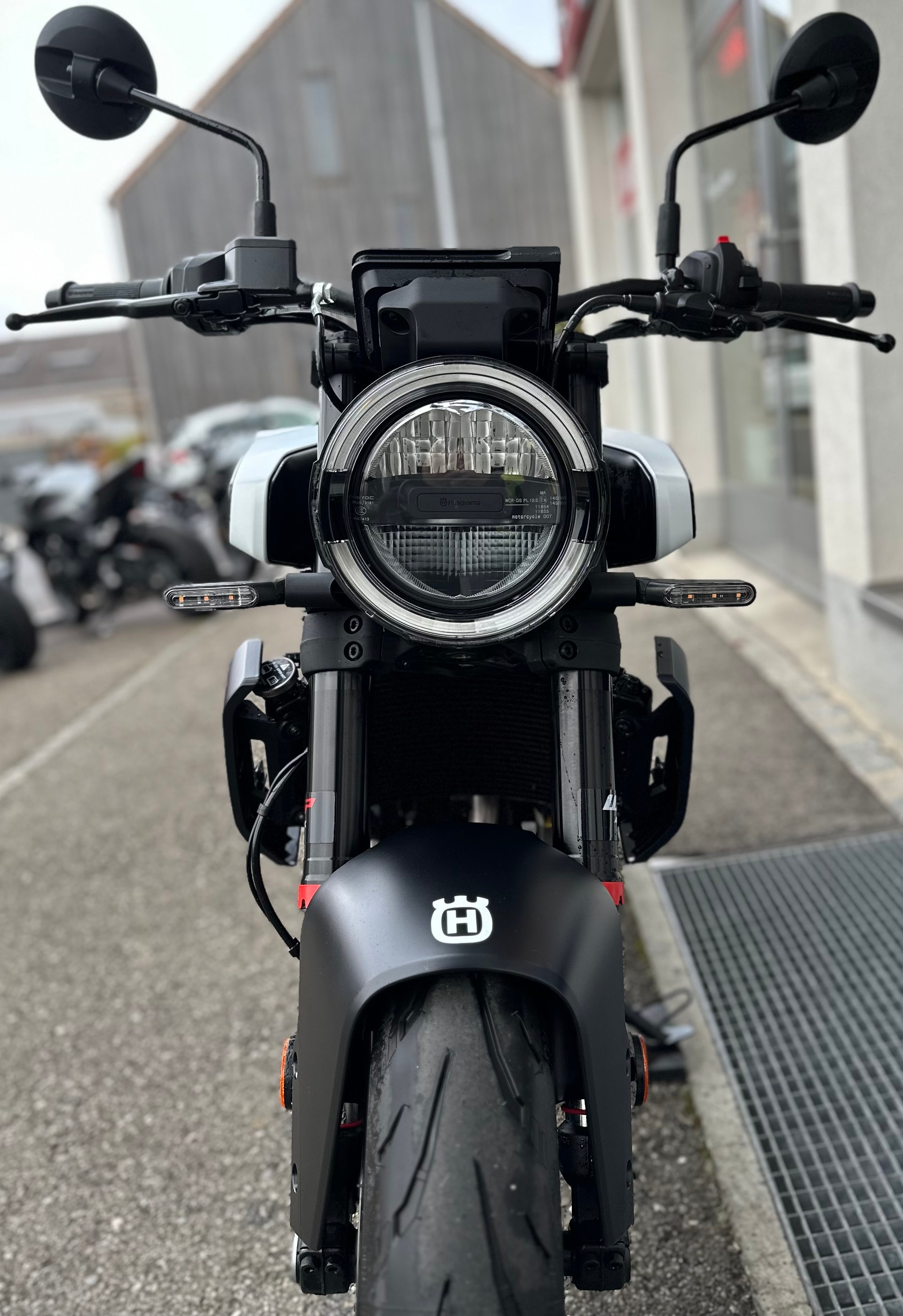 HUSQVARNA Vitpilen 125-showroom-element-1