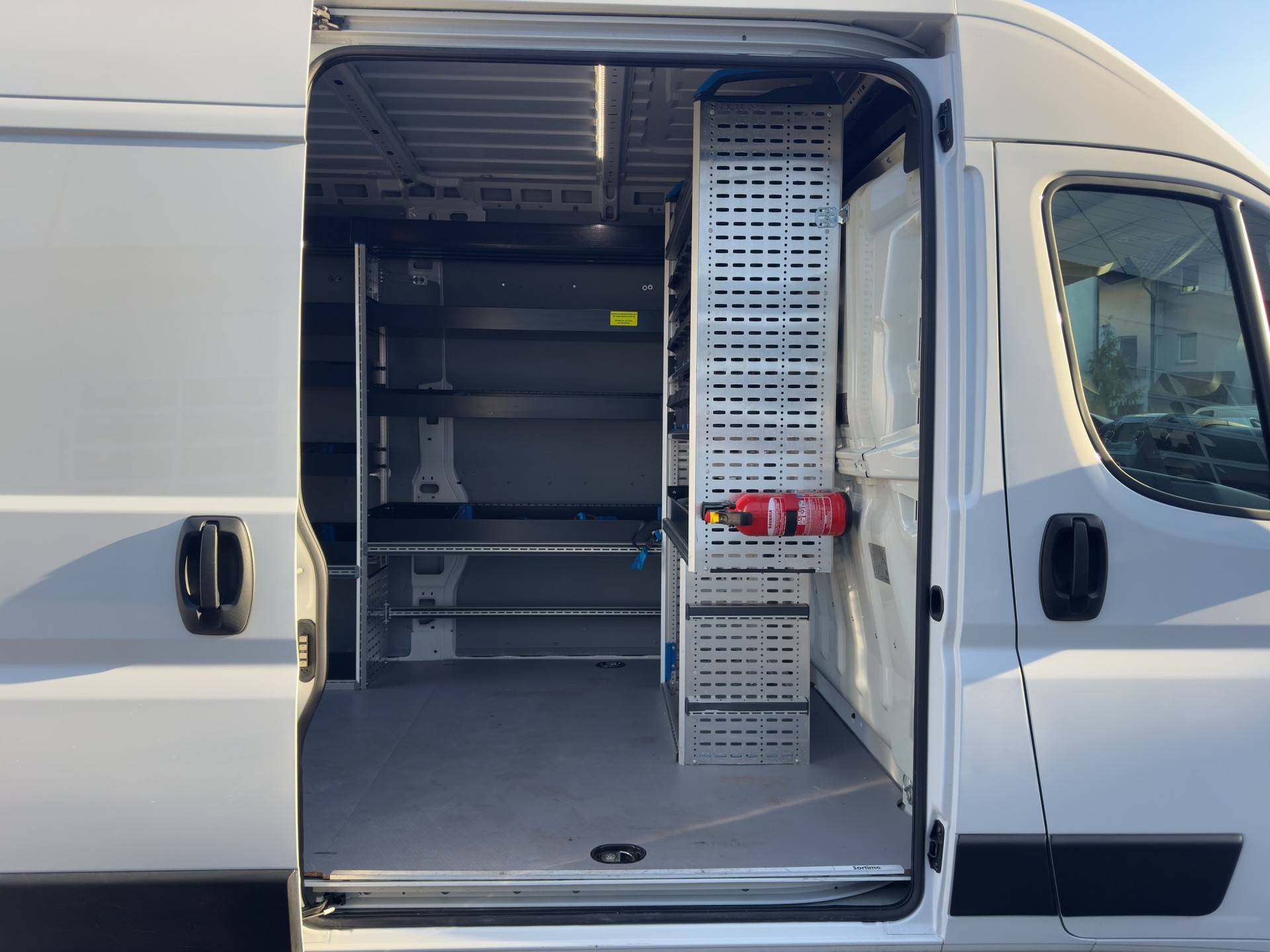 PEUGEOT Boxer 2.2 HDI 335 Premium L3H2-image-9