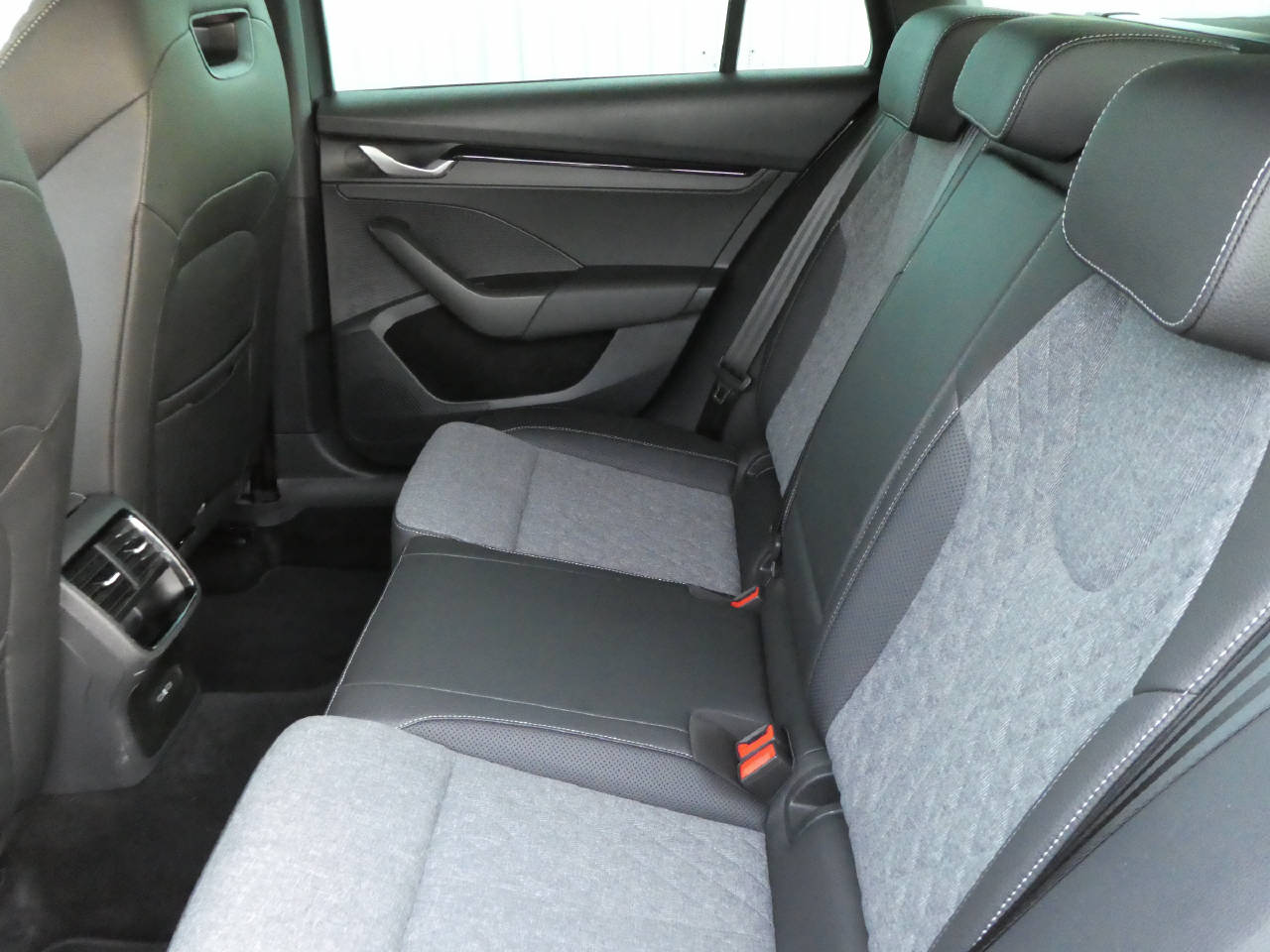 SKODA Octavia Combi 1.5 TSI SportLine DSG-image-10
