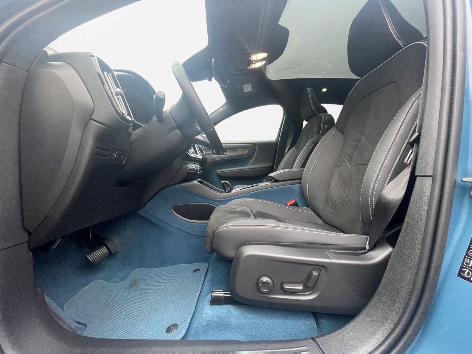VOLVO C40 P8 Twin Recharge AWD-image-9