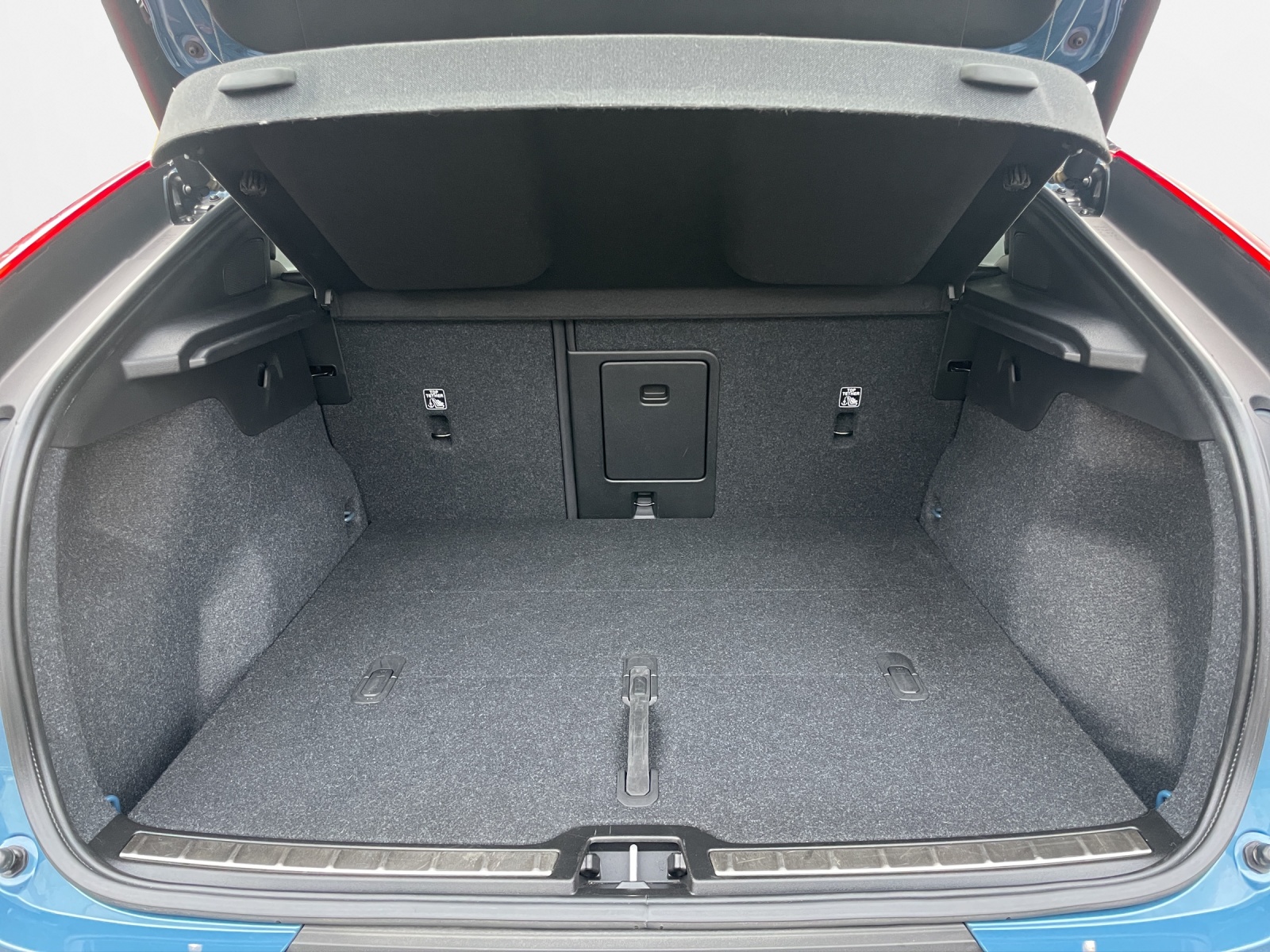 VOLVO C40 P8 Twin Recharge AWD-image-14