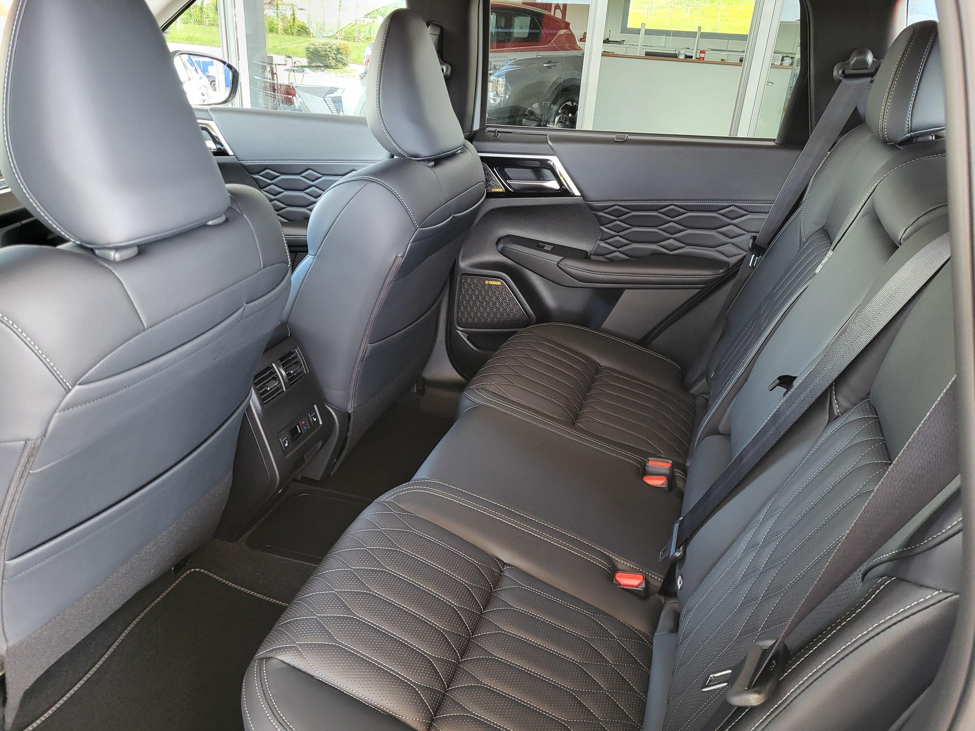 MITSUBISHI Outlander 2.4 PHEV Instyle 4x4-image-7