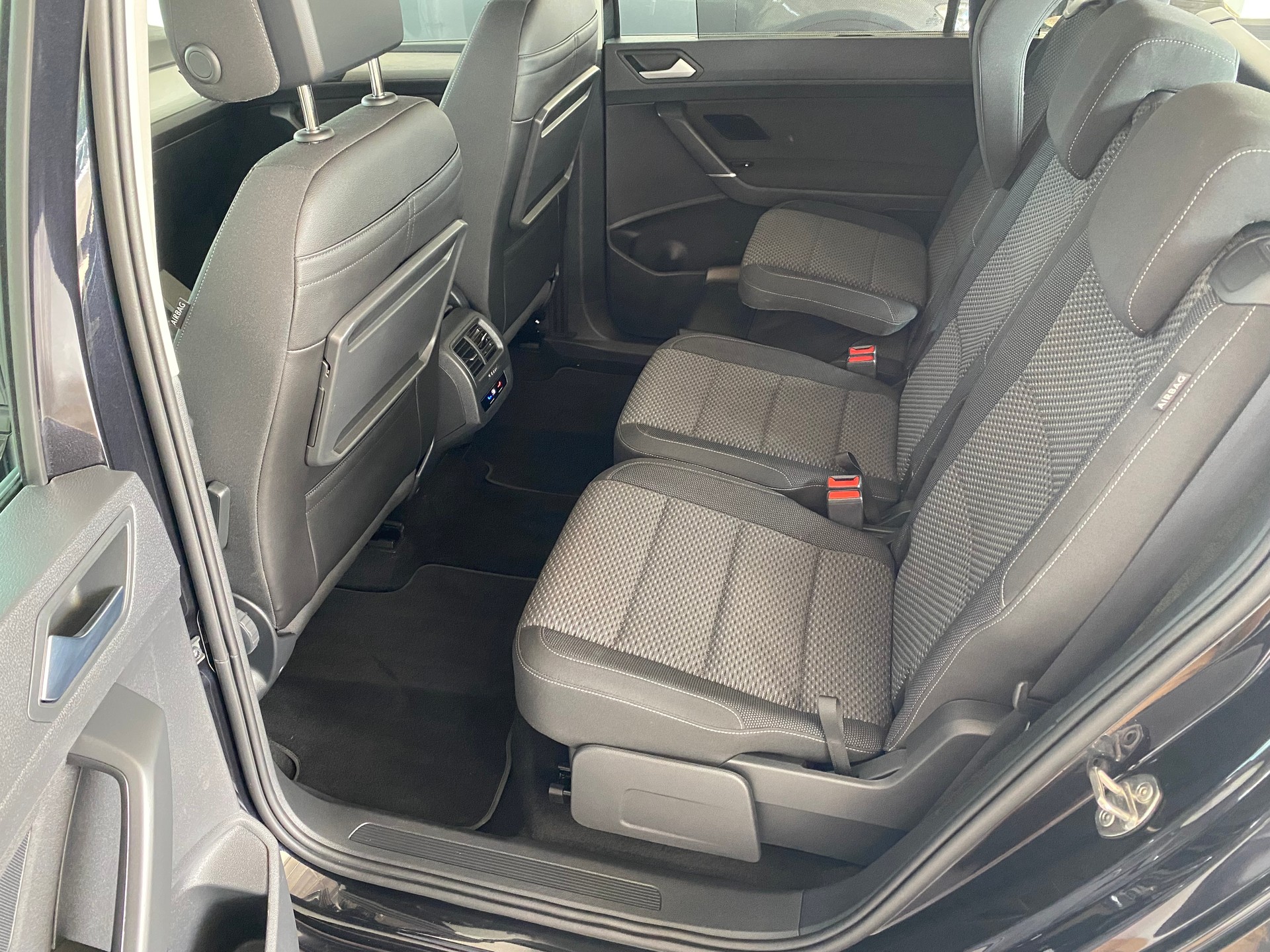 VW Touran 1.5 TSI 150PS EVO Comfortline Family DSG **7 Sitze**-image-7