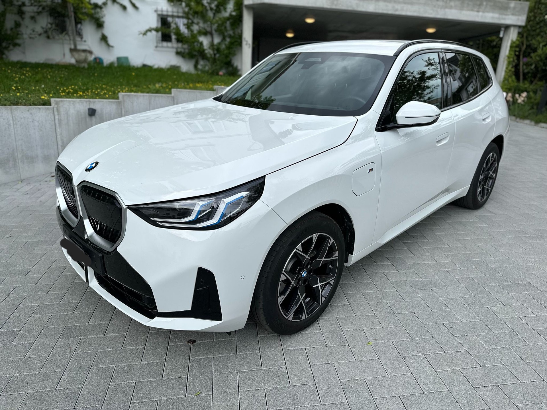 BMW 30e xDrive-image-2