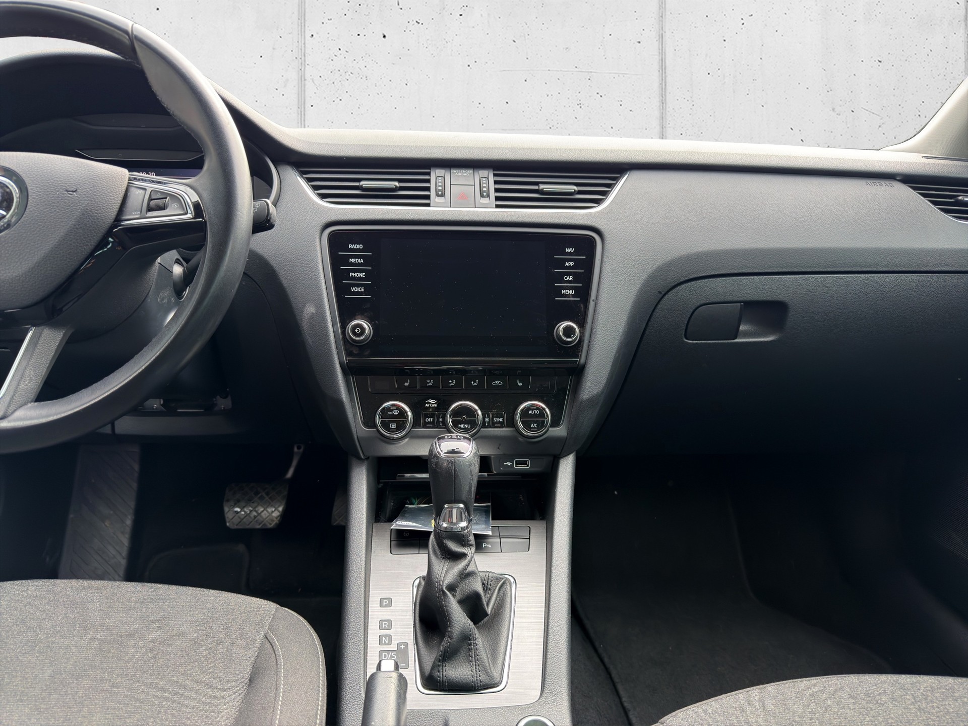 SKODA Octavia Combi 1.6 TDI Soleil DSG-image-15