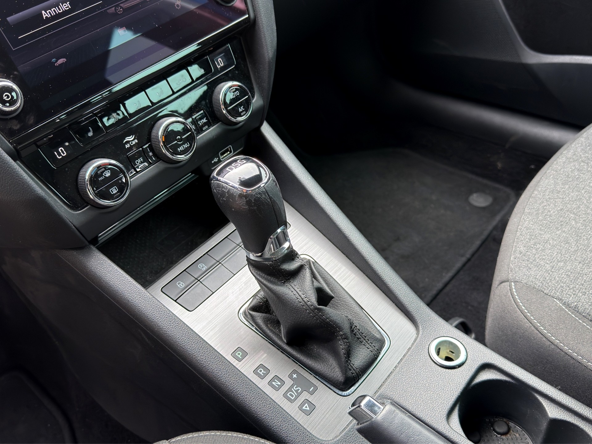 SKODA Octavia Combi 1.6 TDI Soleil DSG-image-17