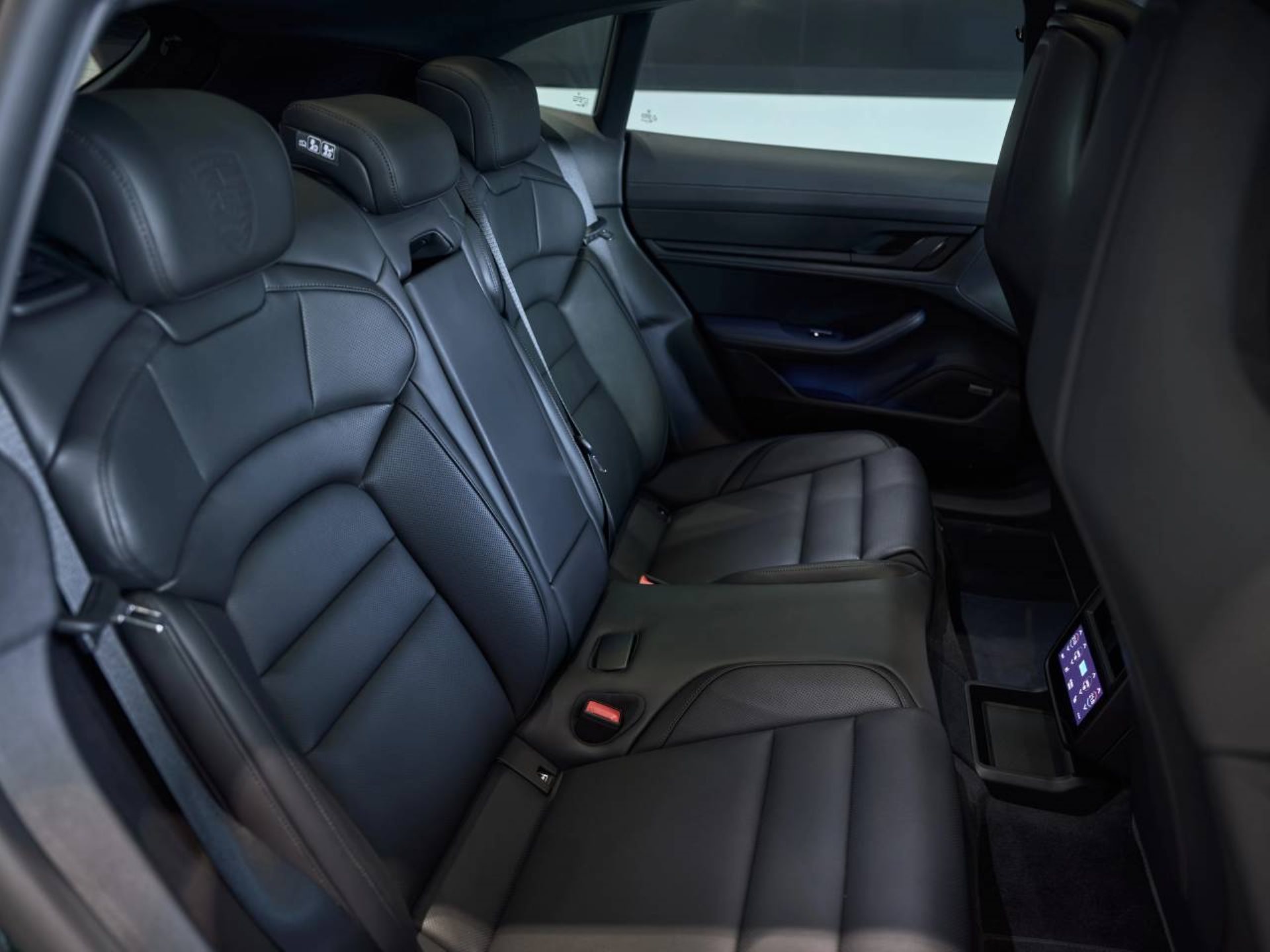 PORSCHE Taycan 4S Sport Turismo Black Edition-image-19