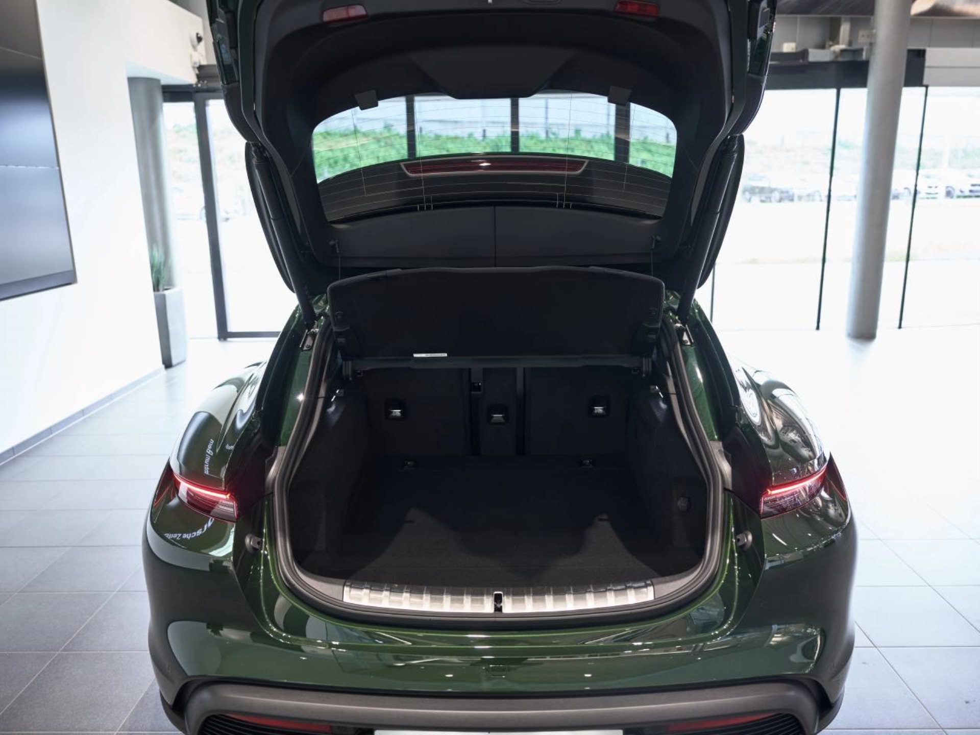 PORSCHE Taycan 4S Sport Turismo Black Edition-image-12
