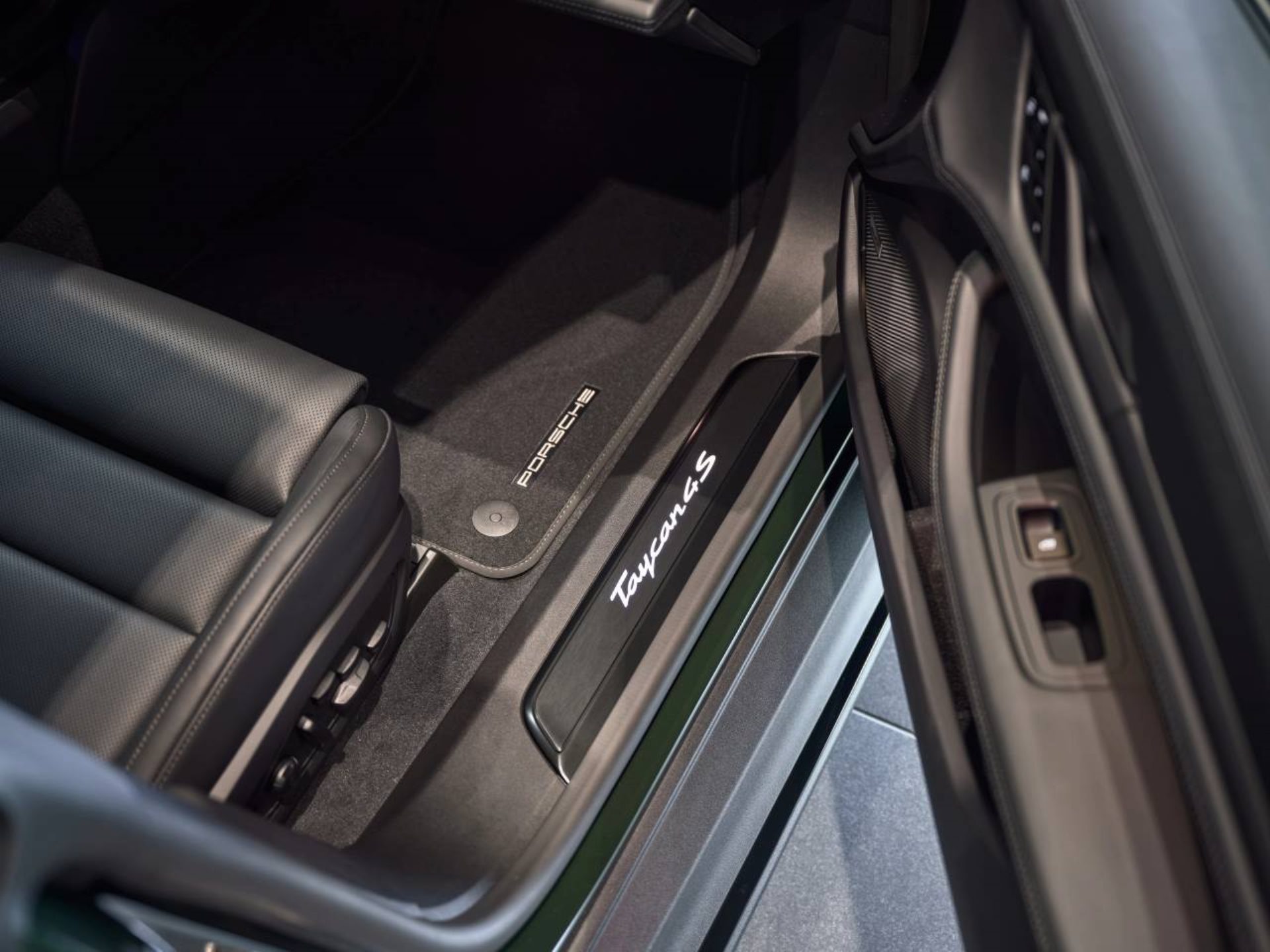 PORSCHE Taycan 4S Sport Turismo Black Edition-image-23