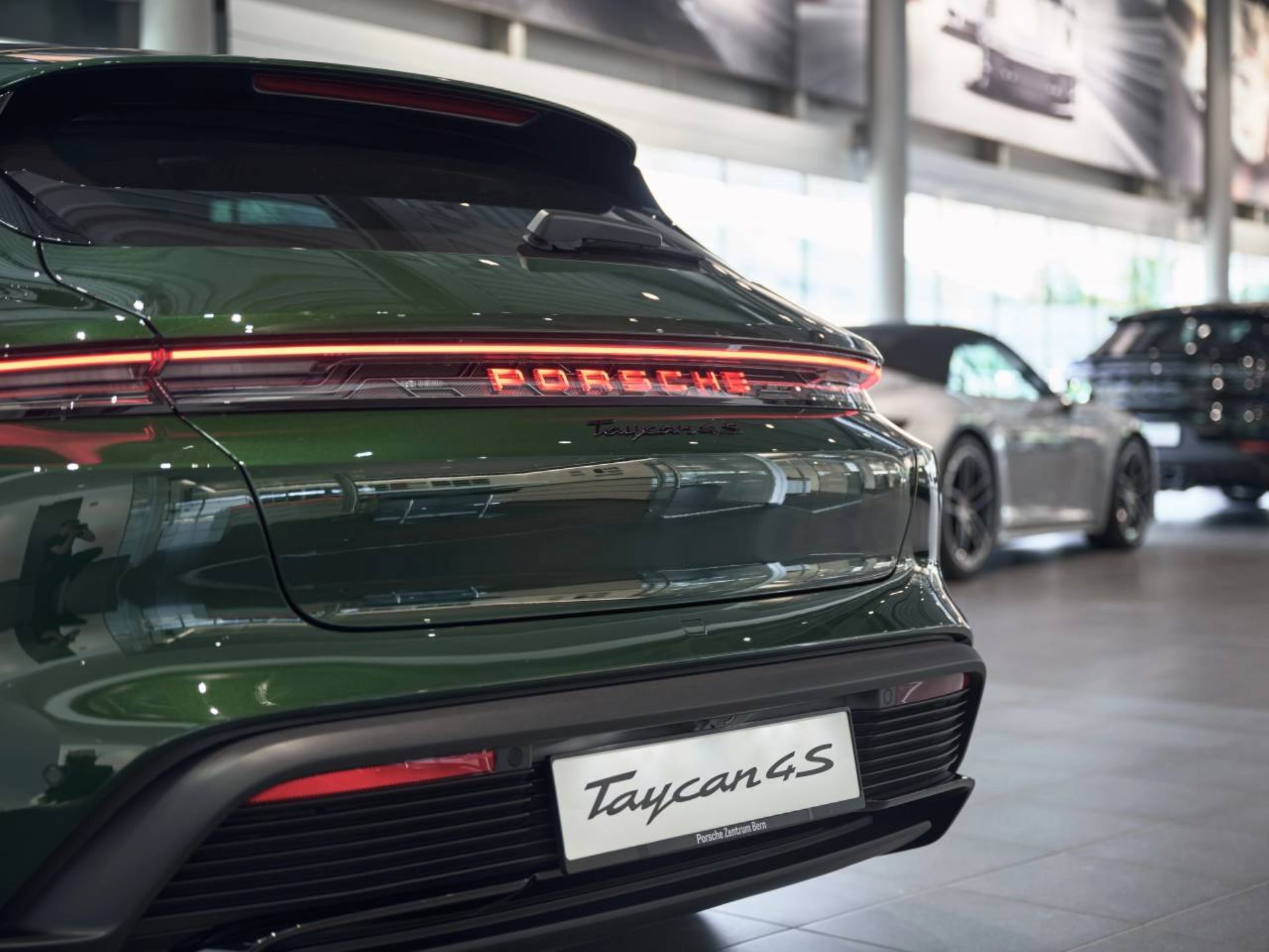 PORSCHE Taycan 4S Sport Turismo Black Edition-image-28