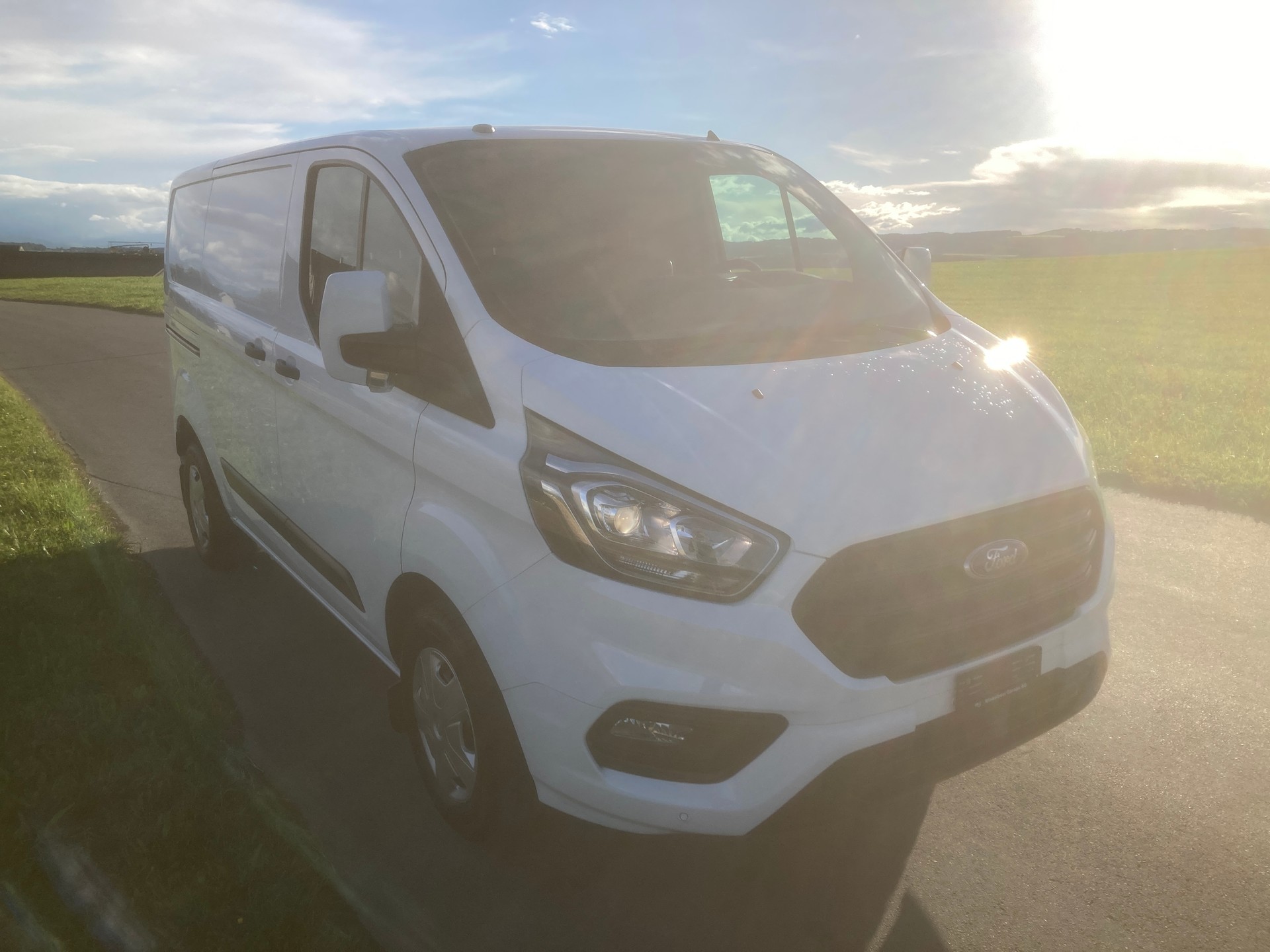 FORD Transit Custom Van 280 L1H1 Ambiente mit Anhängerkupplung-image-1
