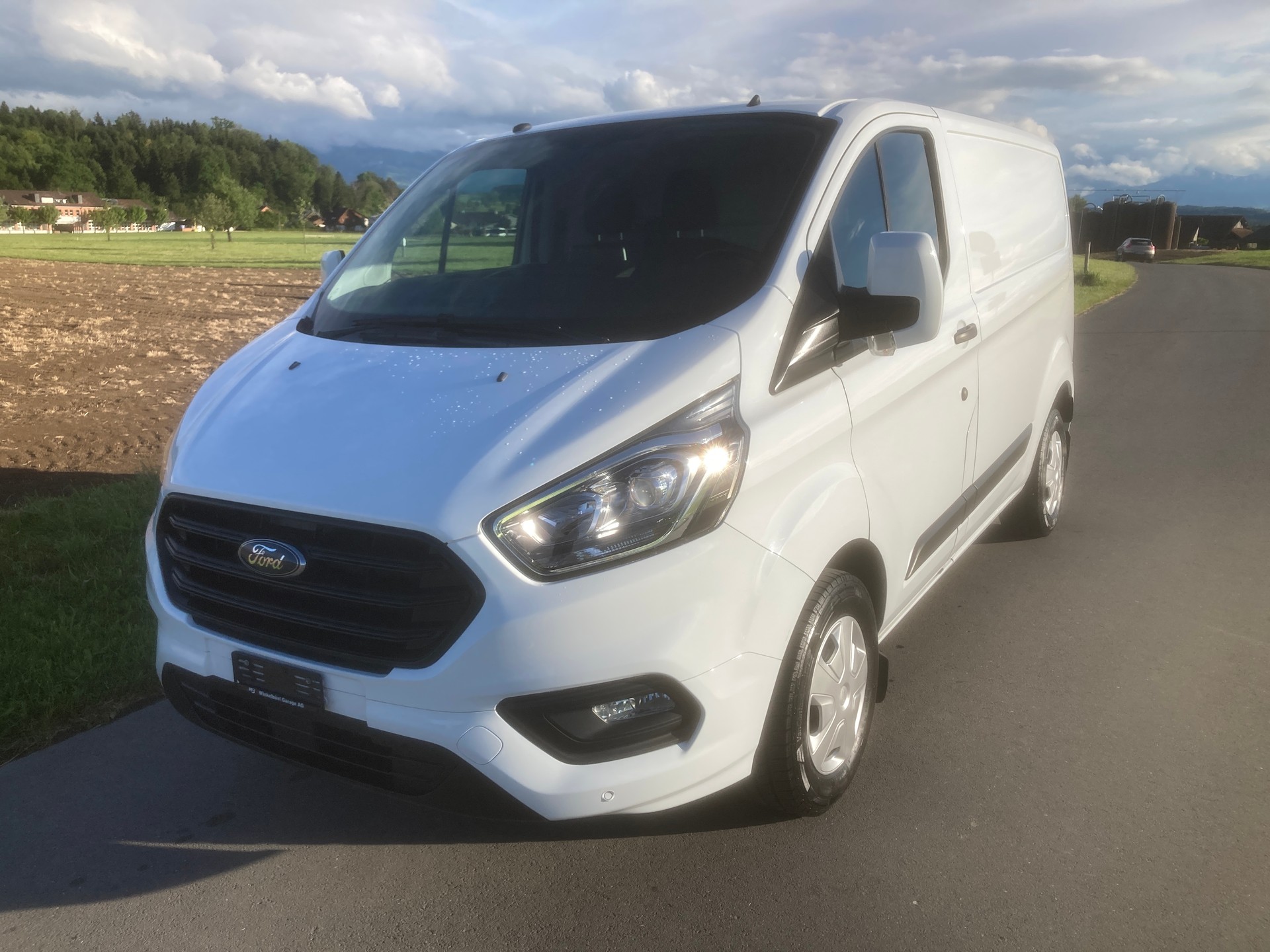 FORD Transit Custom Van 280 L1H1 Ambiente mit Anhängerkupplung-image-0