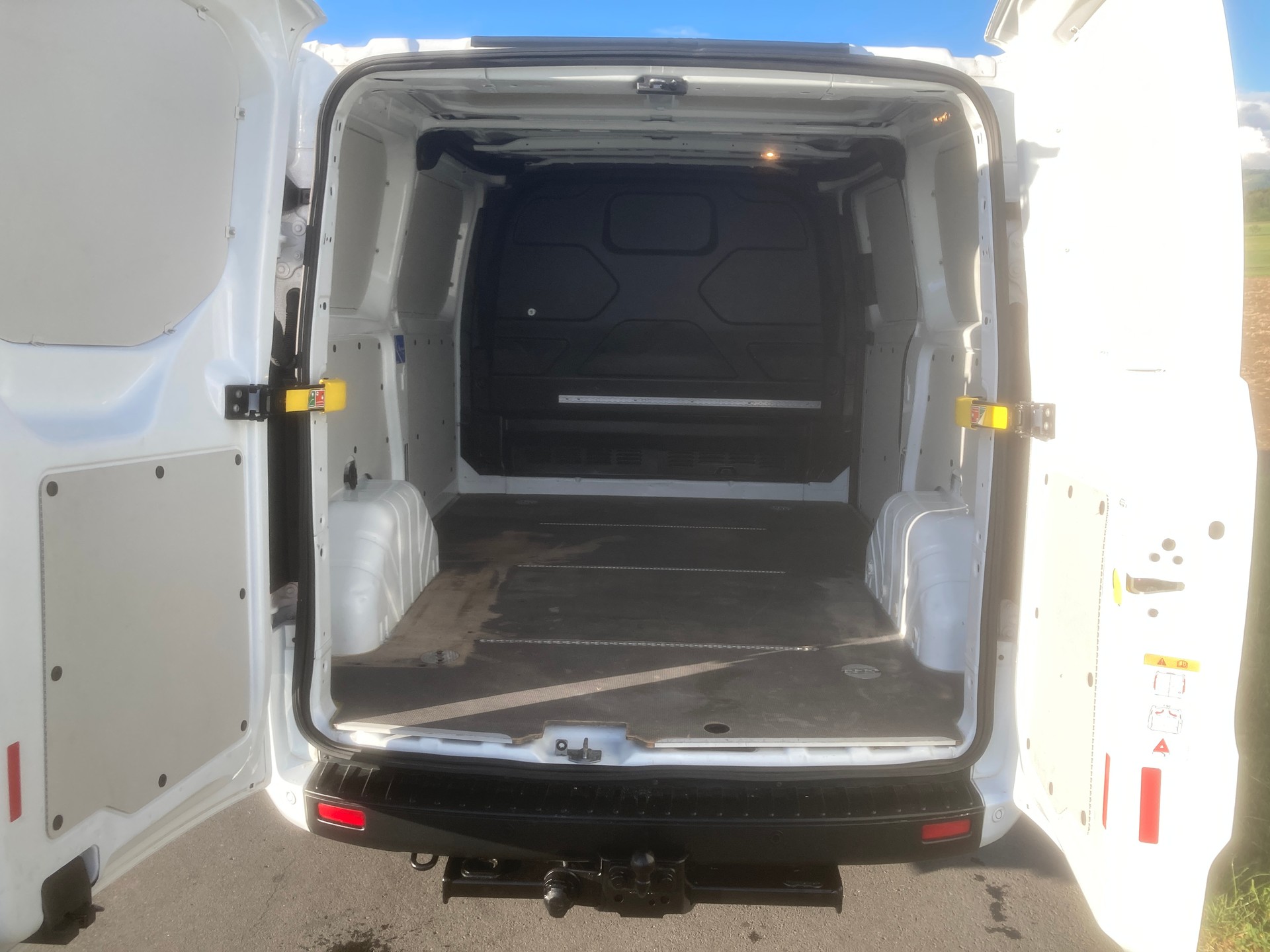 FORD Transit Custom Van 280 L1H1 Ambiente mit Anhängerkupplung-image-6