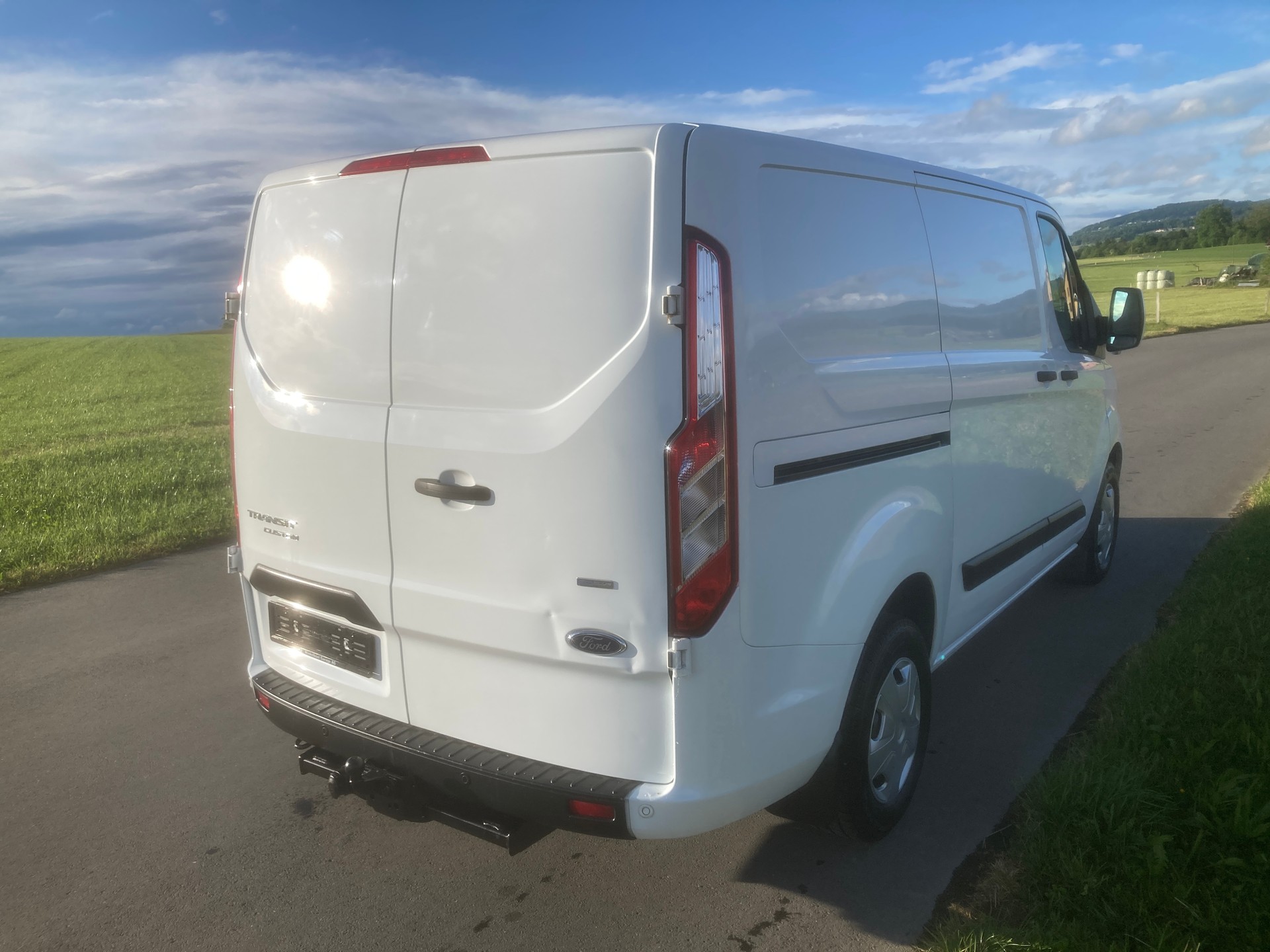 FORD Transit Custom Van 280 L1H1 Ambiente mit Anhängerkupplung-image-2