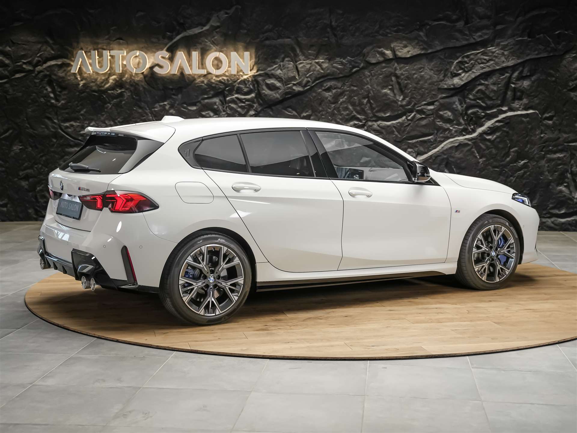 BMW M135 xDrive *Harman/Kardon*Sportsitze*Sitzheizung*Keyless Go*-image-4