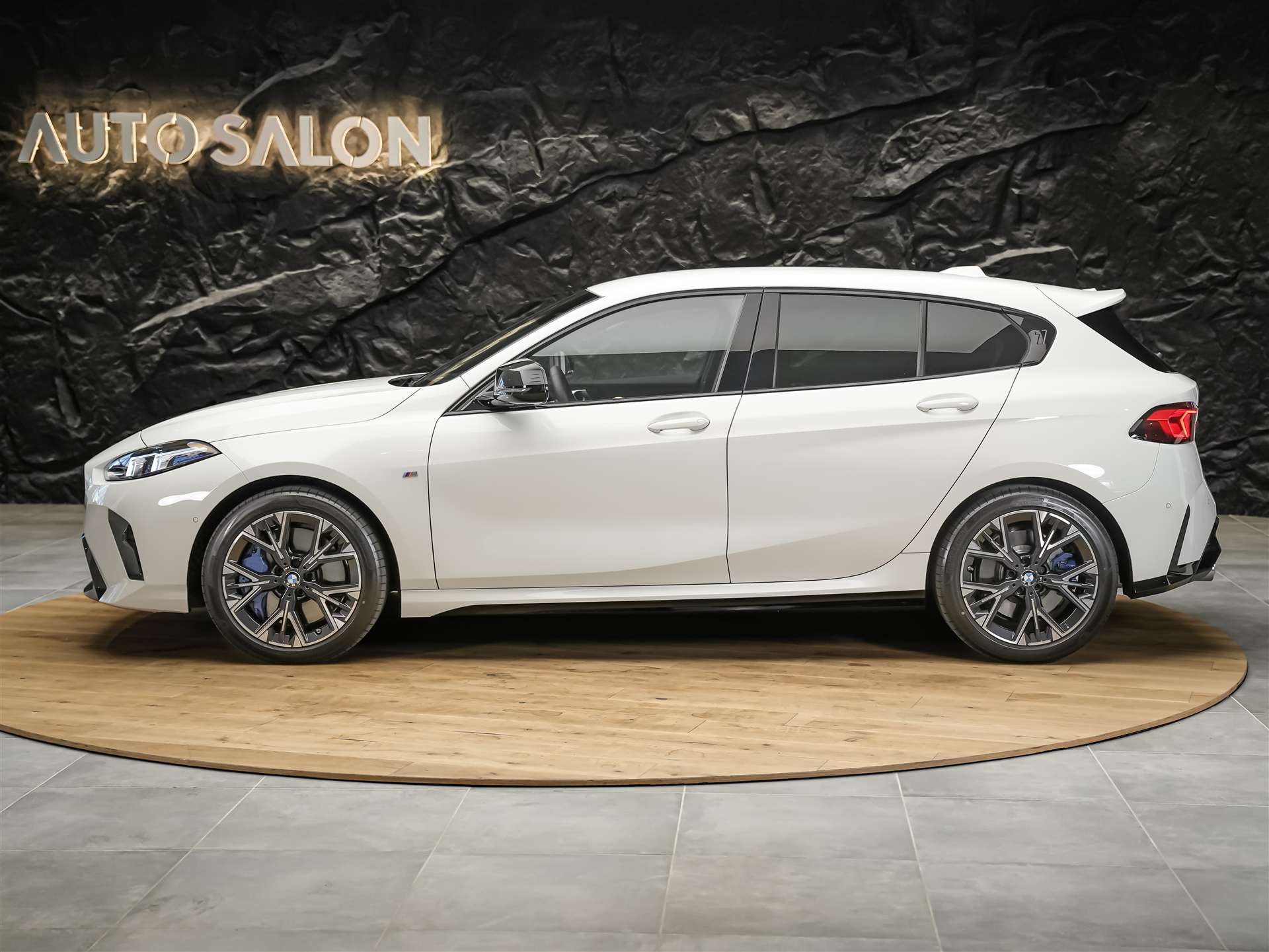 BMW M135 xDrive *Harman/Kardon*Sportsitze*Sitzheizung*Keyless Go*-image-1