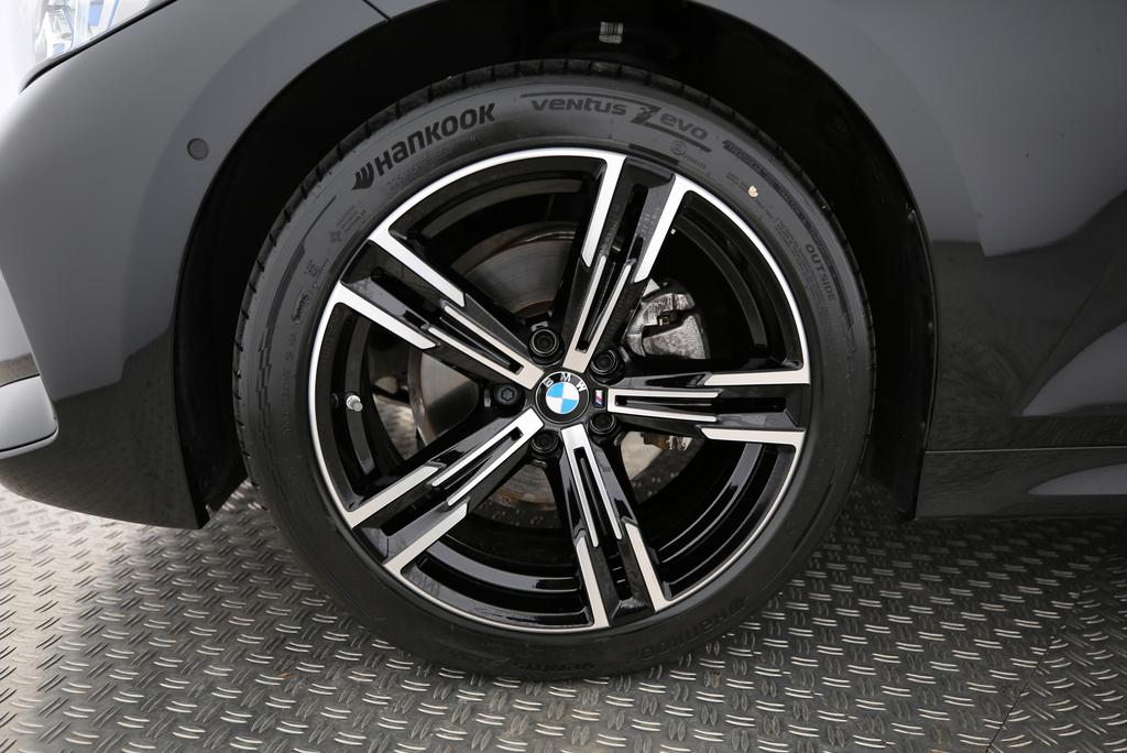 BMW 320d xDrive Touring-image-19