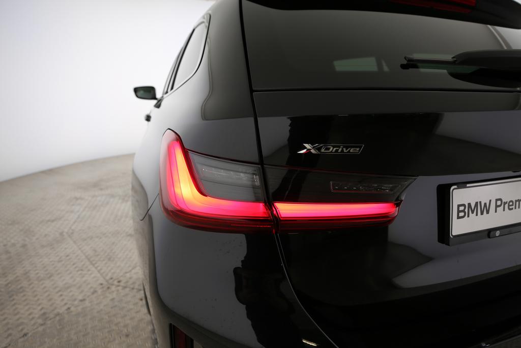 BMW 320d xDrive Touring-image-17