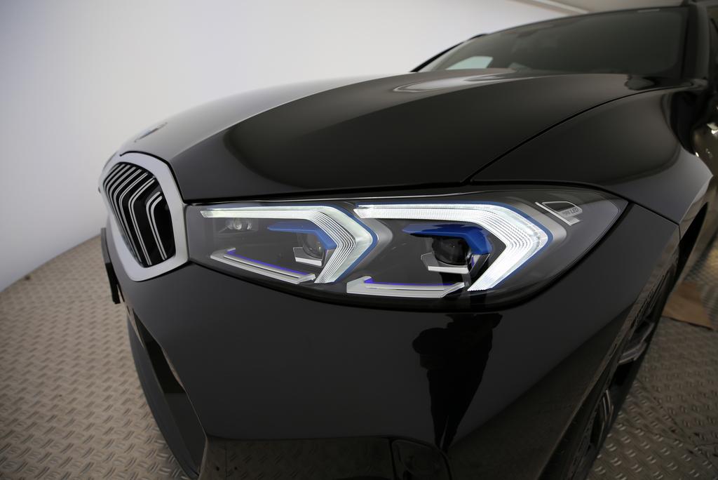 BMW 320d xDrive Touring-image-16