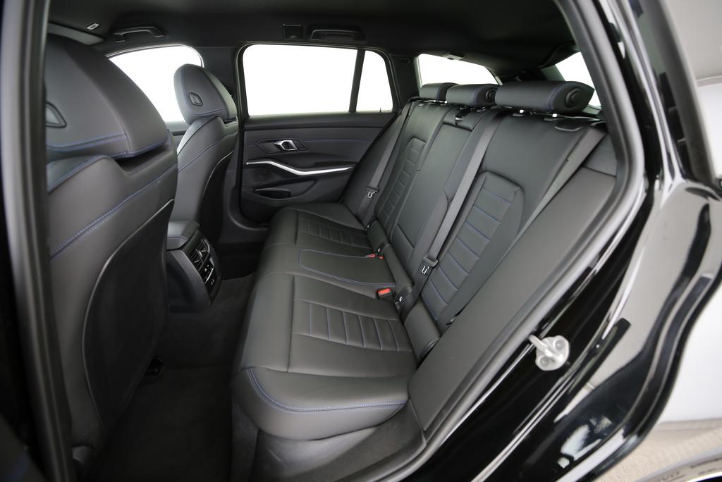 BMW 320d xDrive Touring-image-14