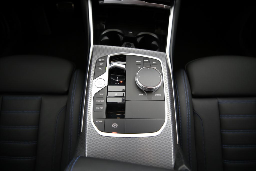 BMW 320d xDrive Touring-image-10