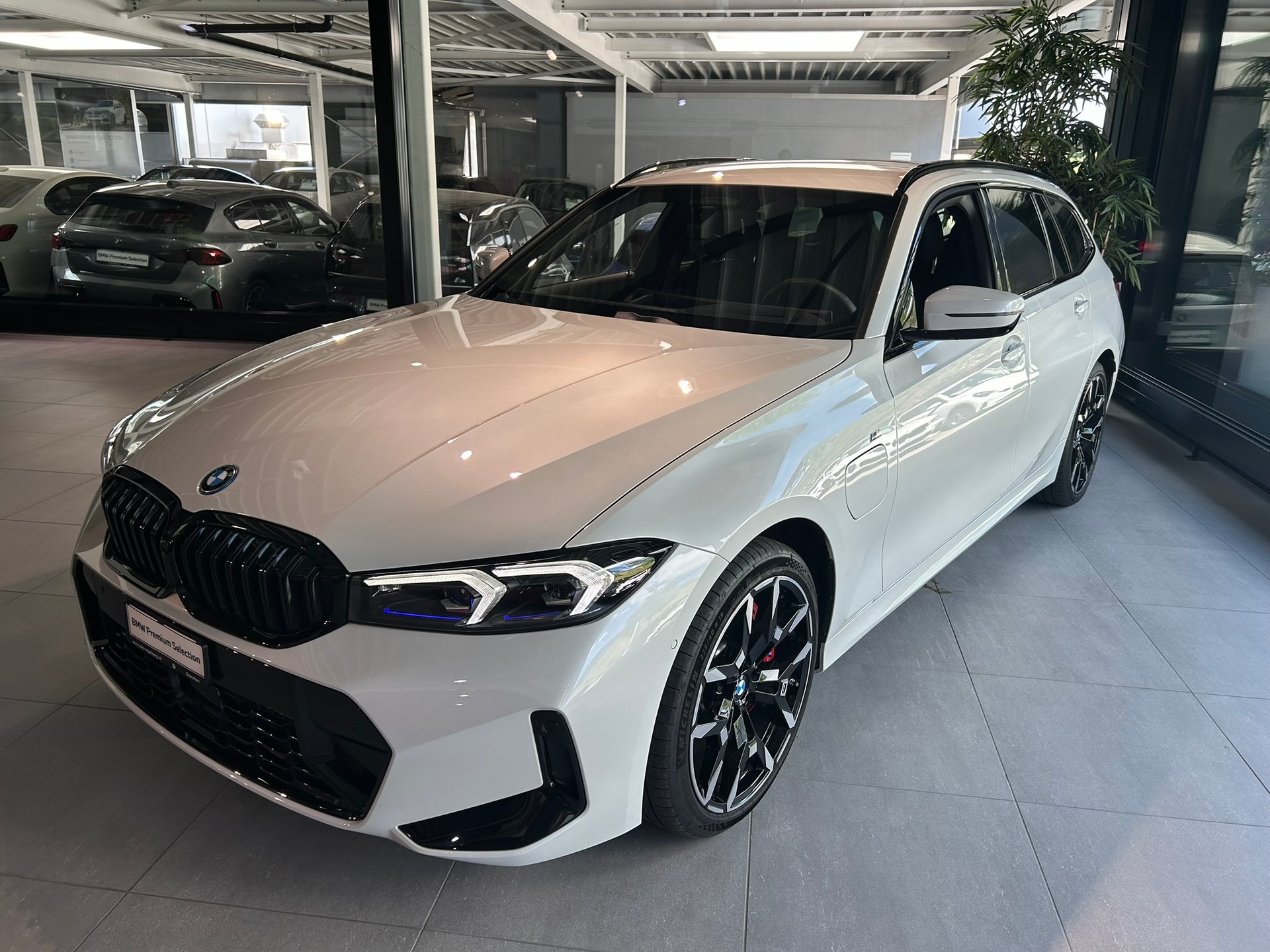 BMW 330e x DriveTouring Steptronic M Sport Pro-image-4