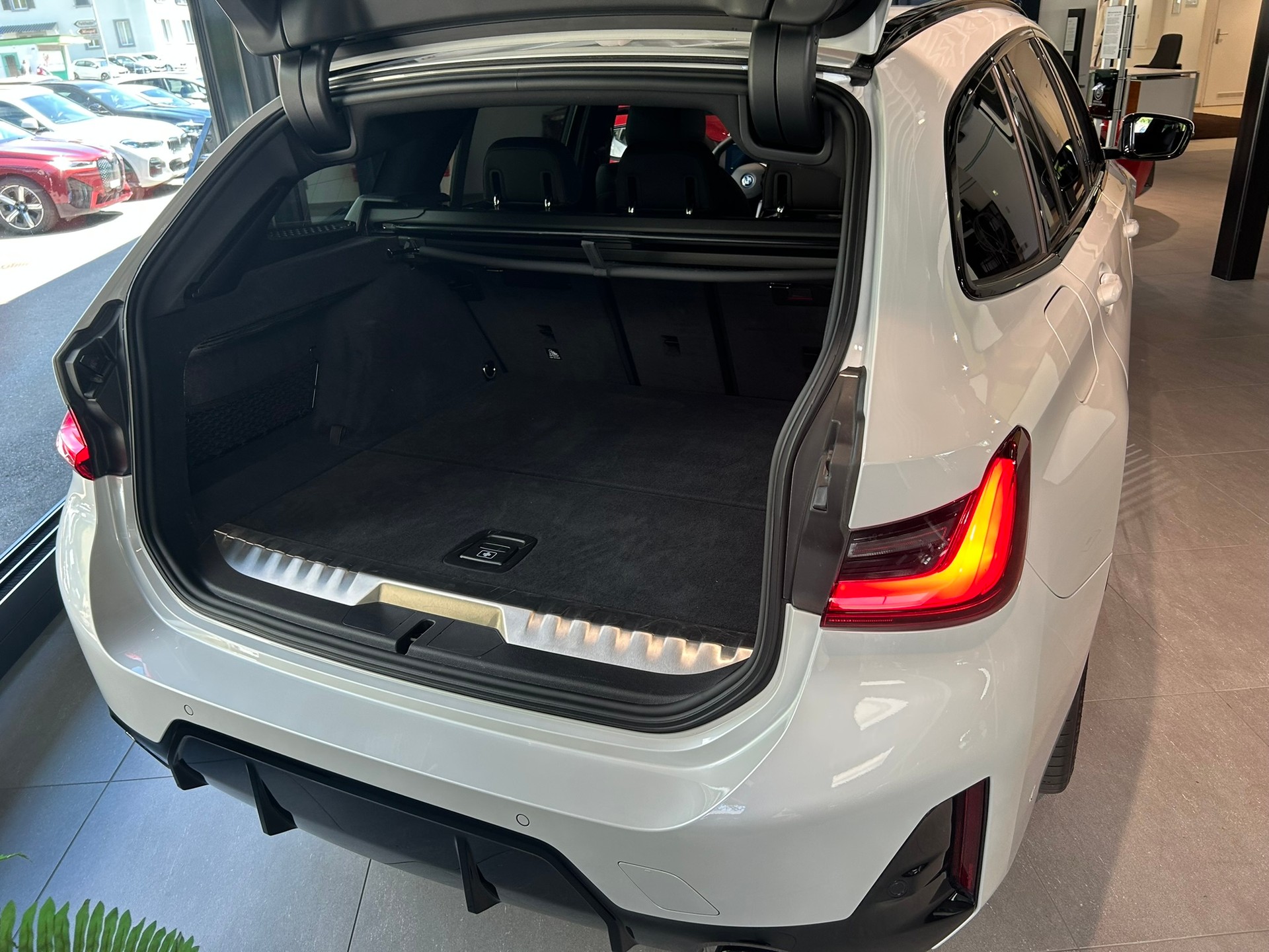 BMW 330e x DriveTouring Steptronic M Sport Pro-image-12