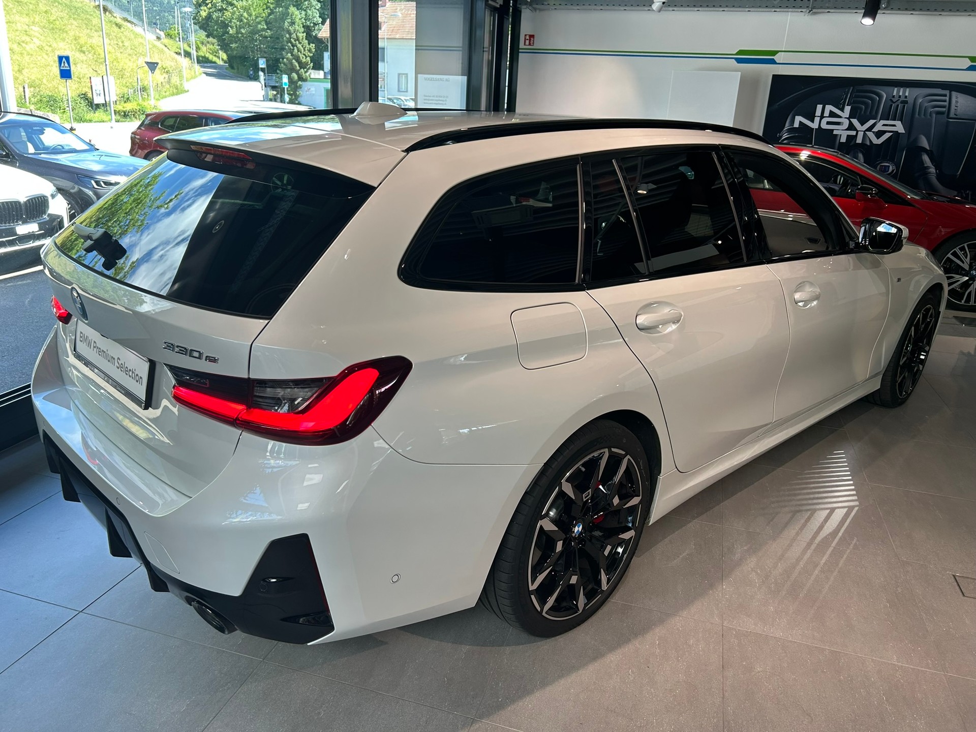 BMW 330e x DriveTouring Steptronic M Sport Pro-image-11