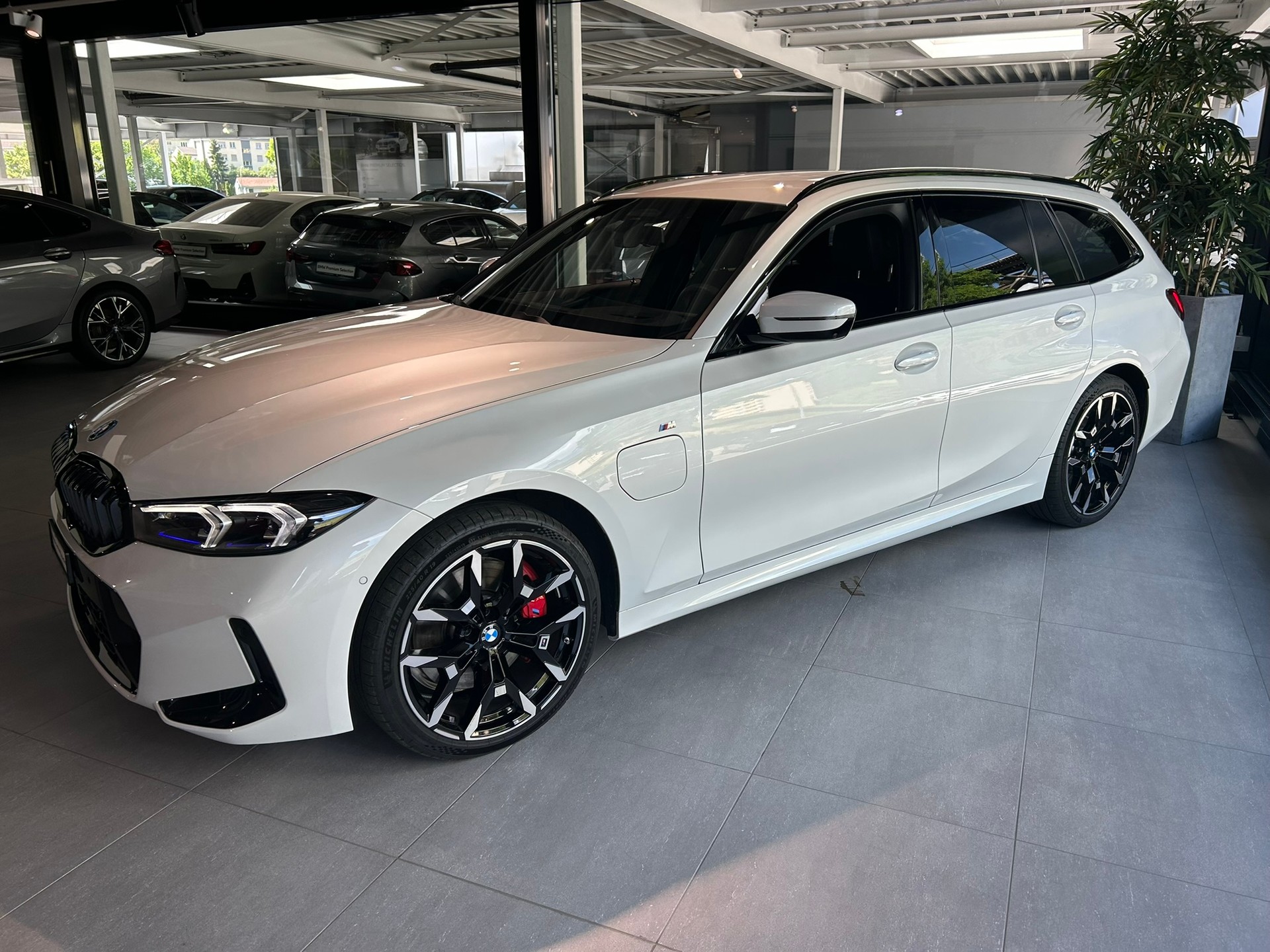 BMW 330e x DriveTouring Steptronic M Sport Pro-image-2