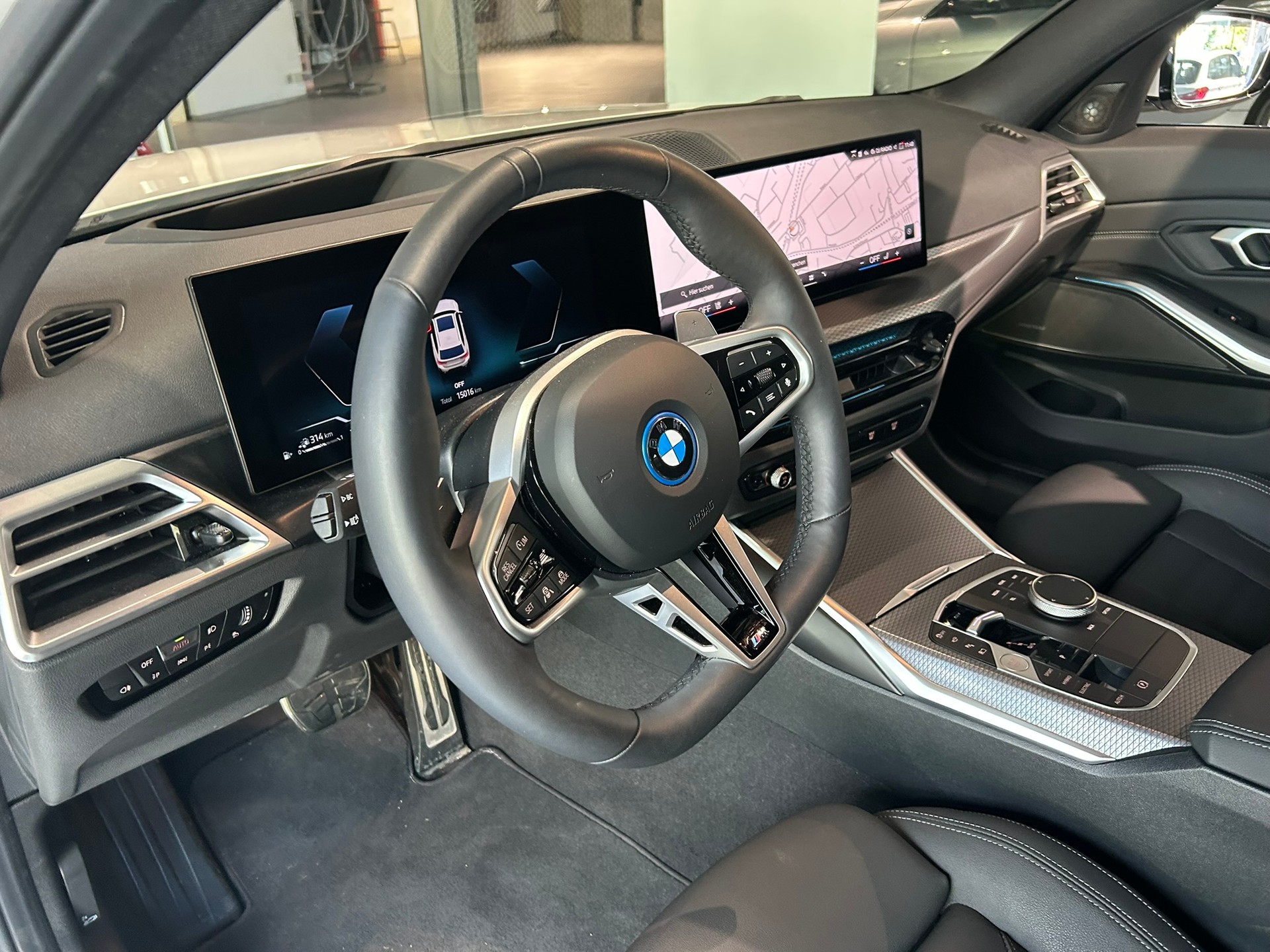 BMW 330e x DriveTouring Steptronic M Sport Pro-image-25