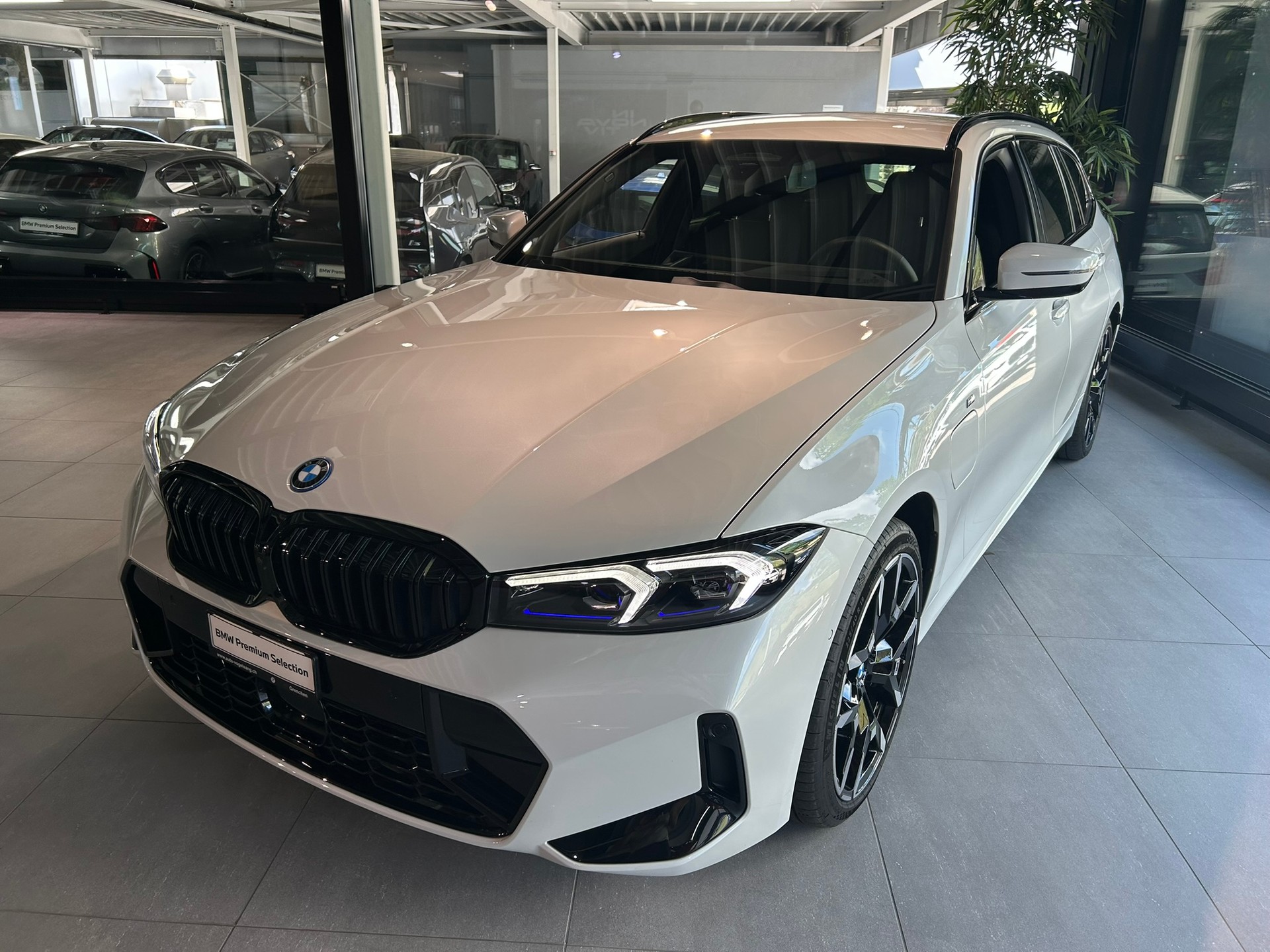 BMW 330e x DriveTouring Steptronic M Sport Pro-image-5