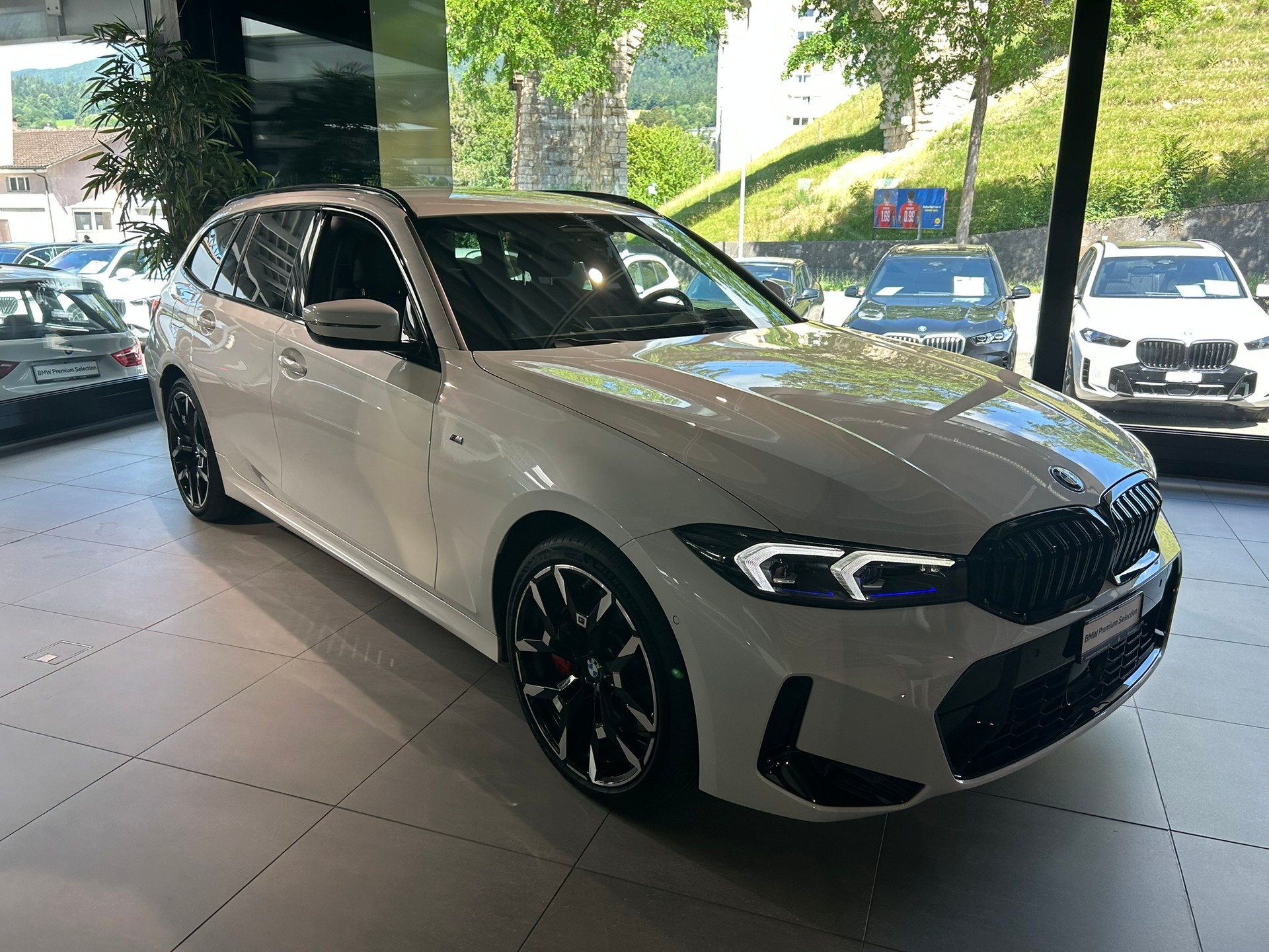 BMW 330e x DriveTouring Steptronic M Sport Pro-image-9