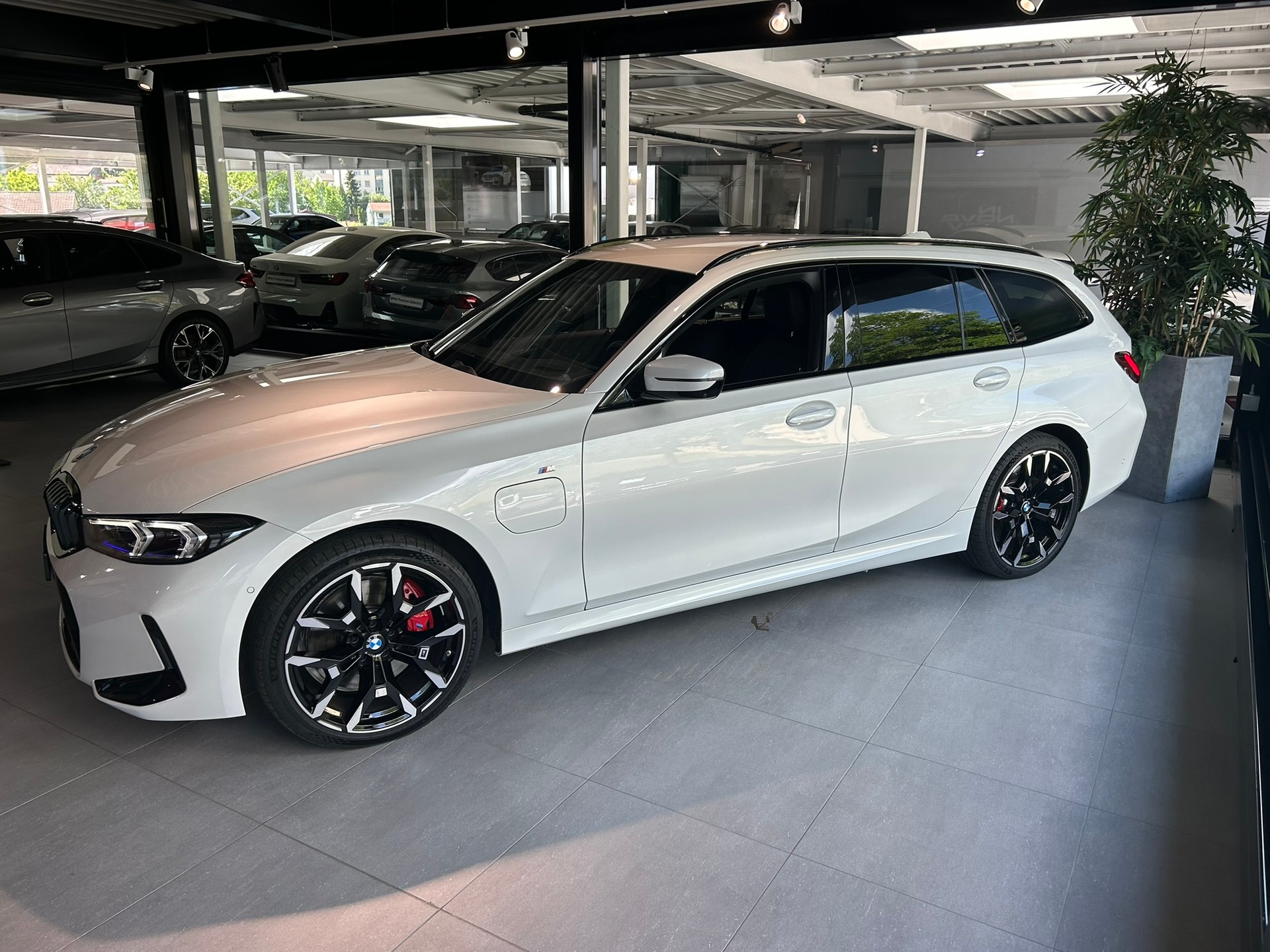 BMW 330e x DriveTouring Steptronic M Sport Pro-image-0