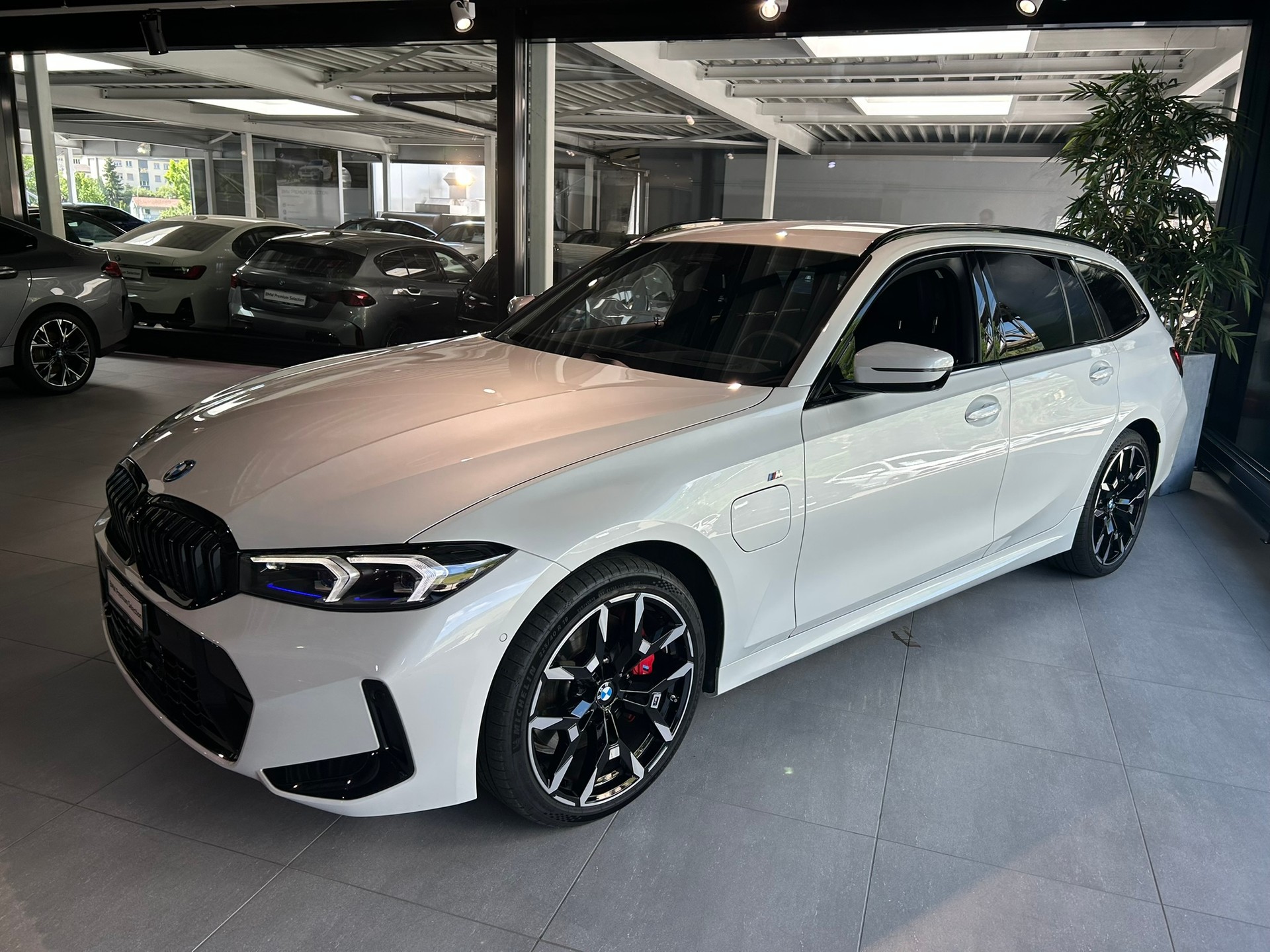 BMW 330e x DriveTouring Steptronic M Sport Pro-image-3