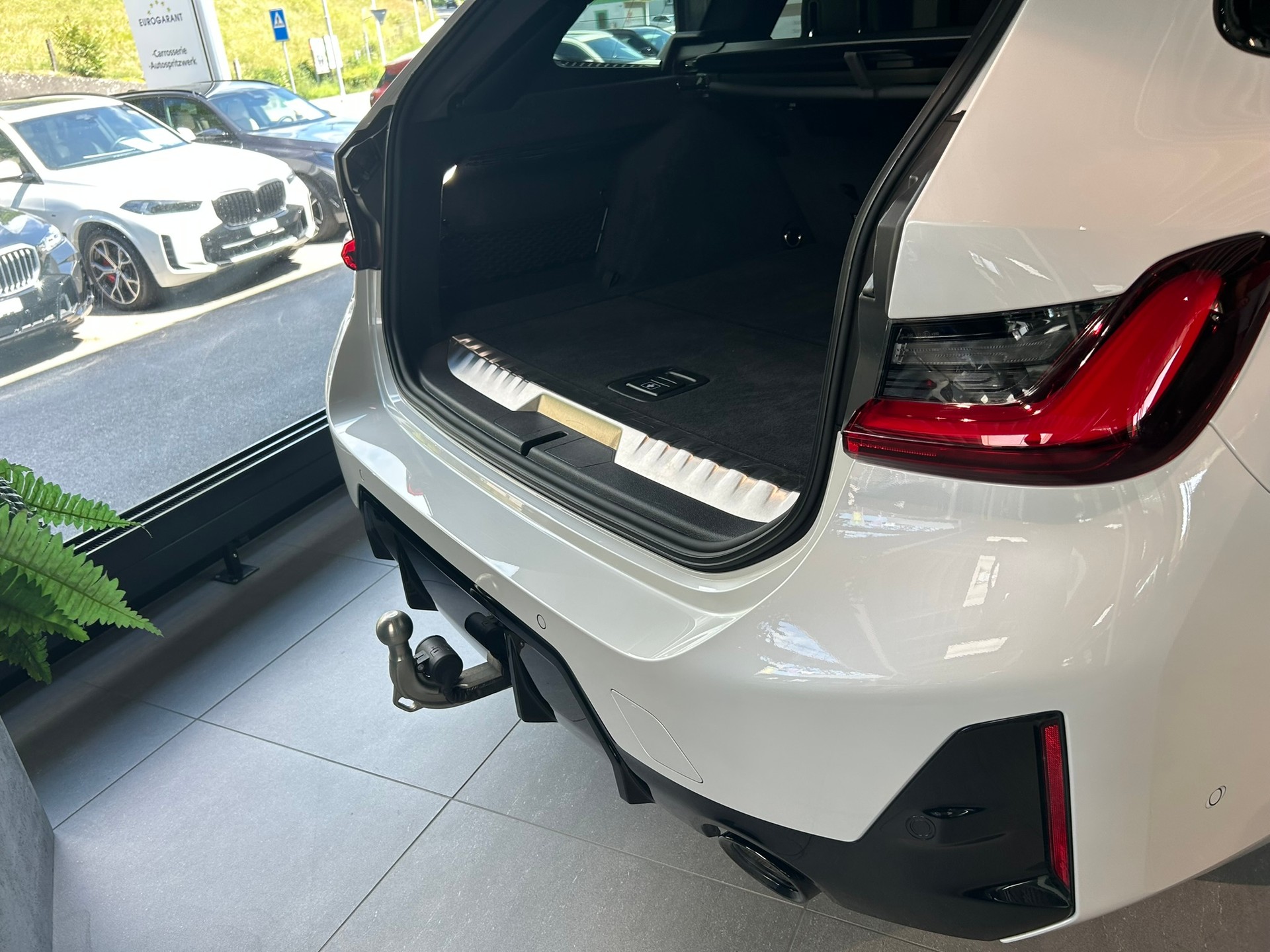 BMW 330e x DriveTouring Steptronic M Sport Pro-image-13